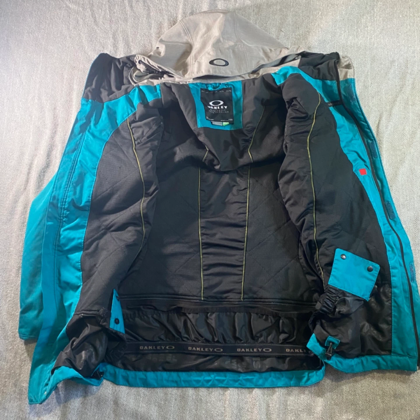 Oakley Biozone FN dry 10k insulated snowboard ski jacket - photo 4