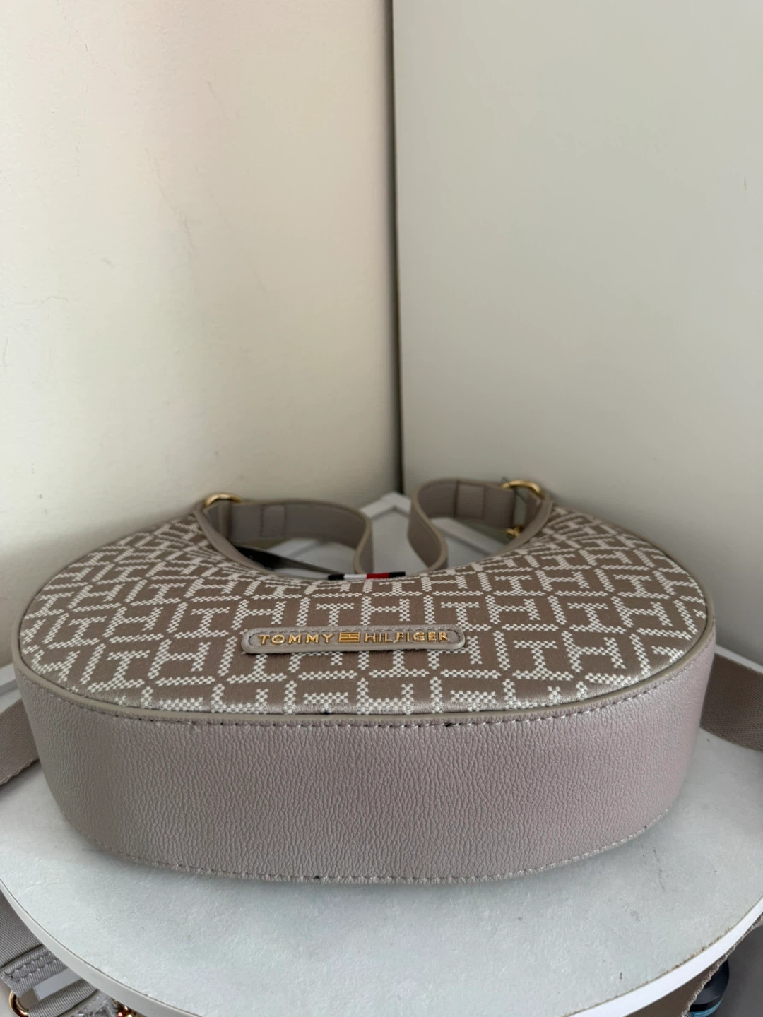 Tommy Hilfiger Monogram Shoulder Bag - photo 4