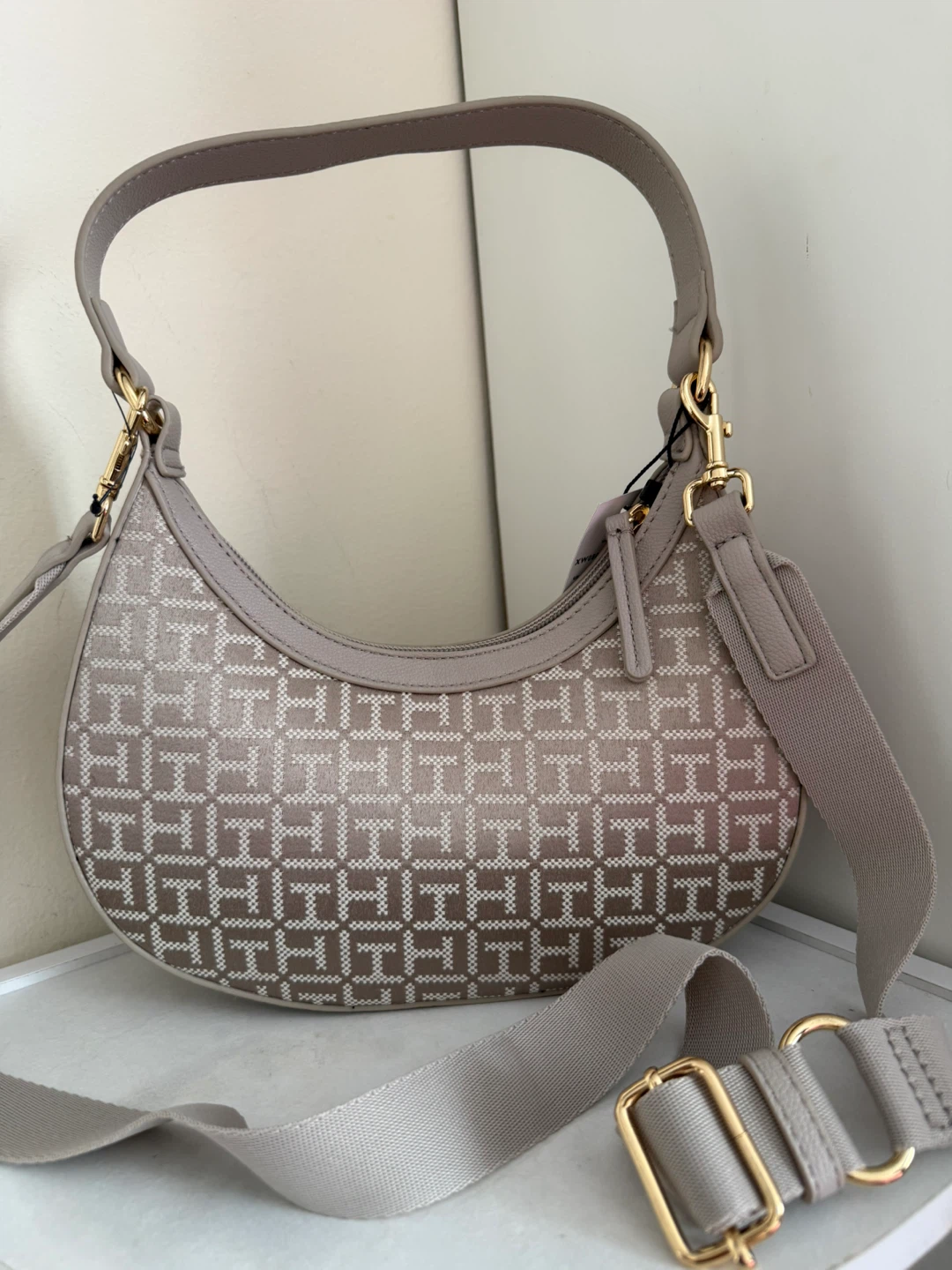 Tommy Hilfiger Monogram Shoulder Bag - photo 3