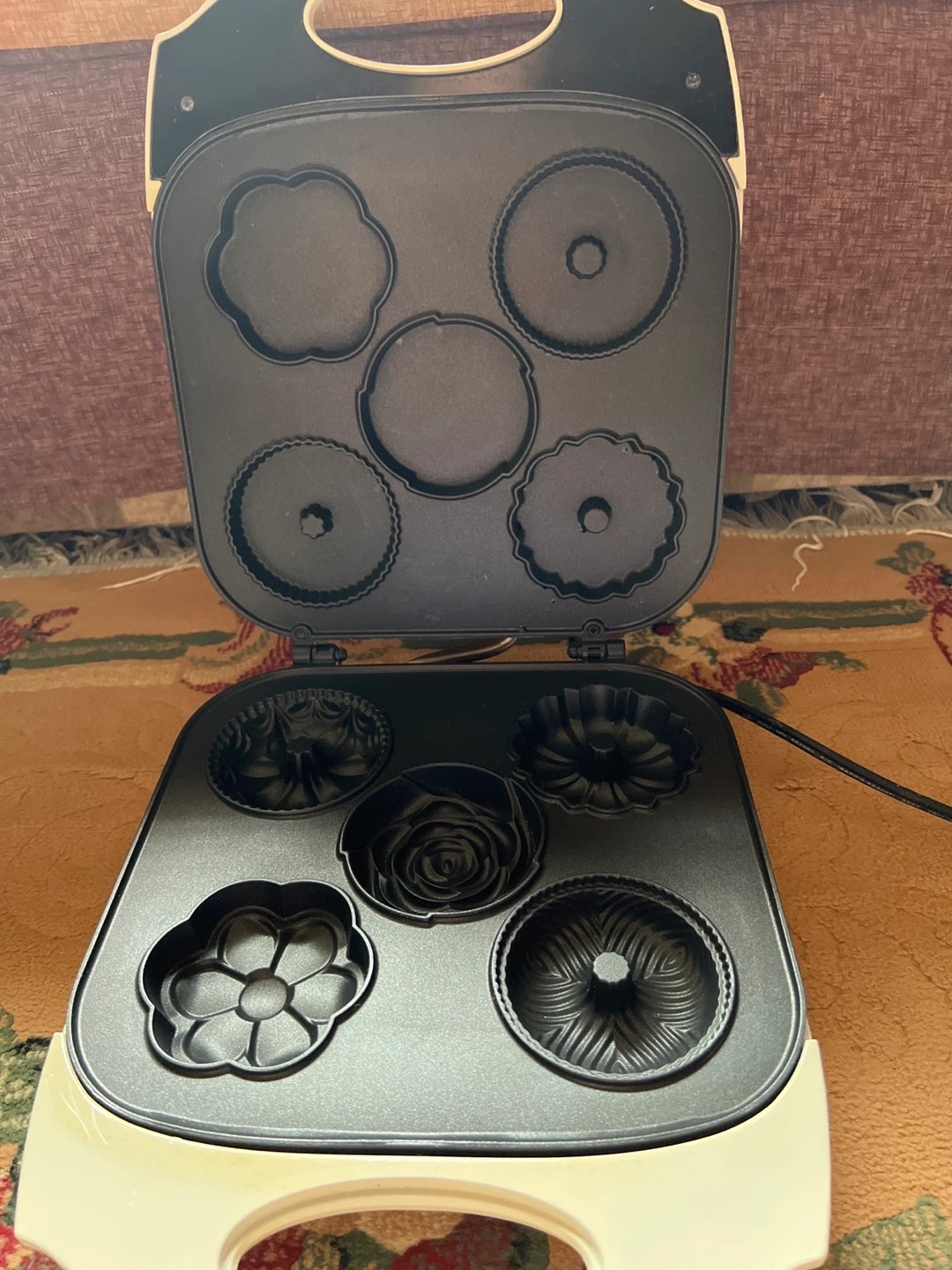 Bella Fluted Cake Maker Model 13579 - photo 3