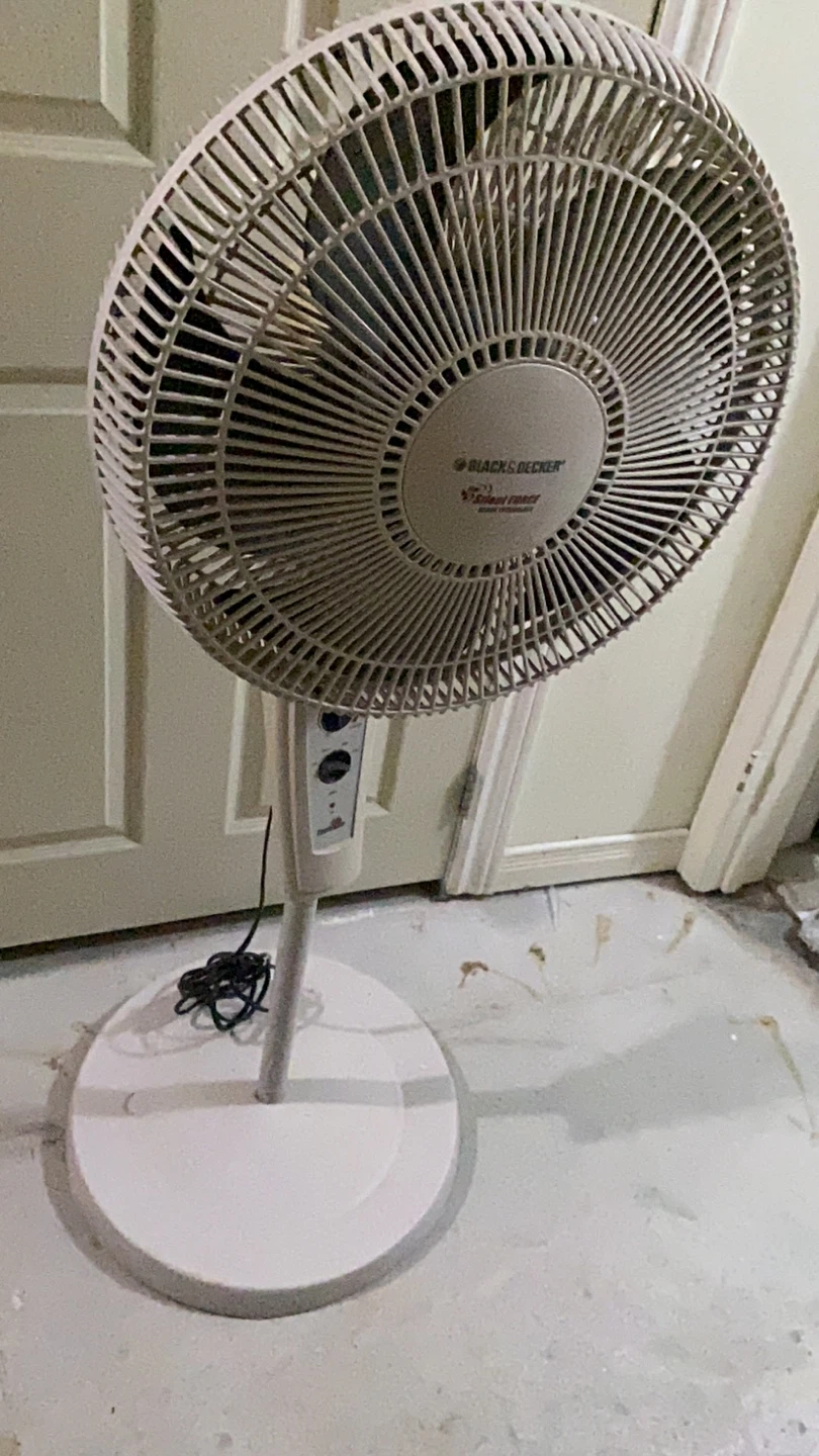 BLACK+DECKER Silent Force Pedestal Fan - photo 2