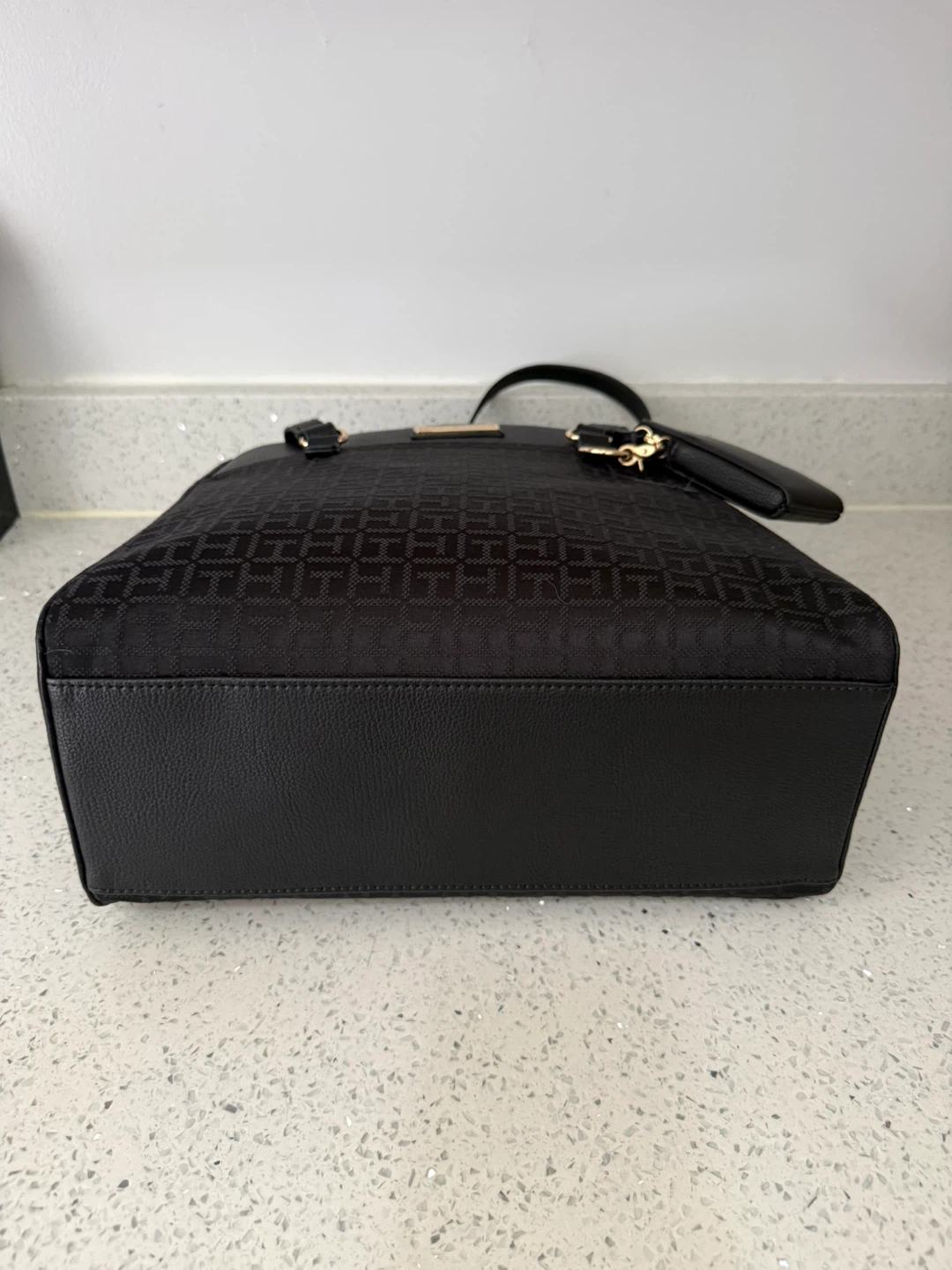 Tommy Hilfiger Black Tote Bag with Matching Pouch - photo 5