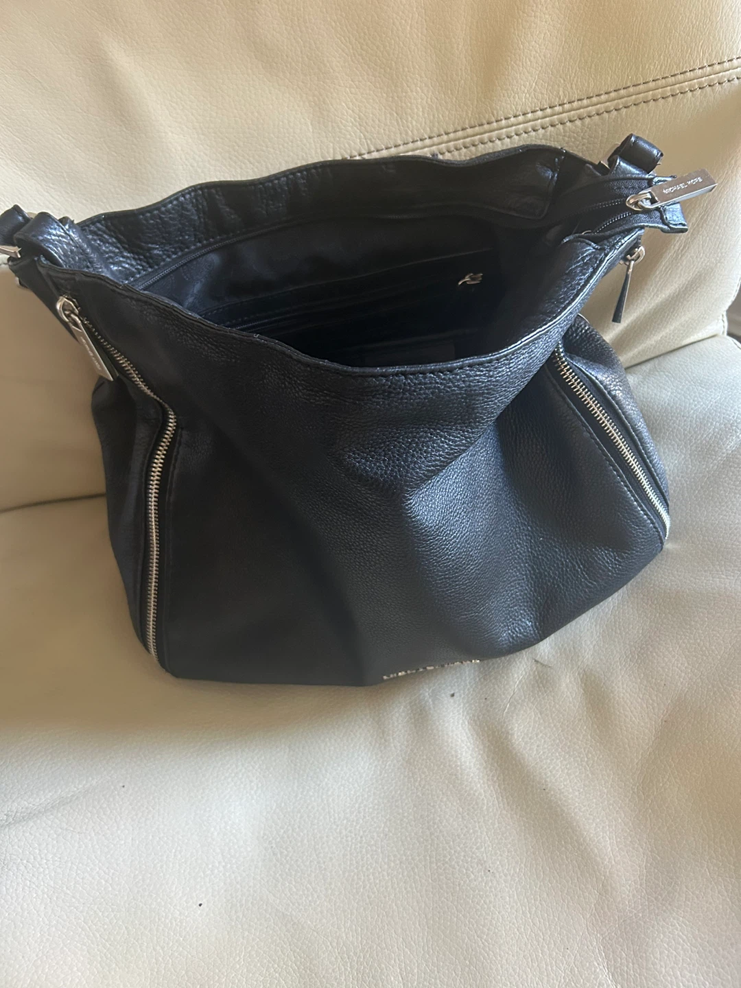 MICHAEL KORS Black Leather Hobo Shoulder Bag - photo 3