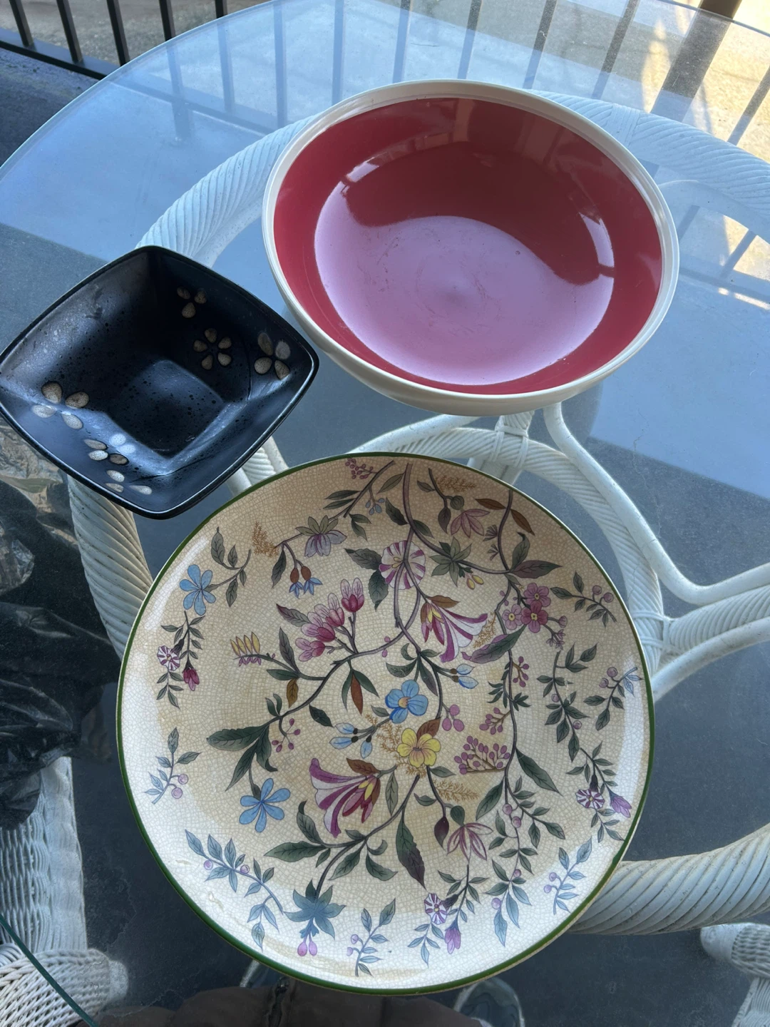 Set of 3 decorative bowls and plates
