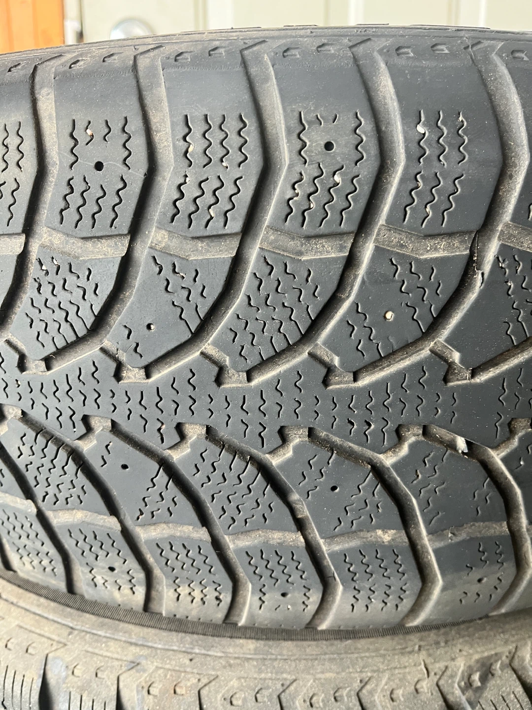4 x Used Rovelo RWS-677 Winter Tires 235/55R17 With Rims - photo 2