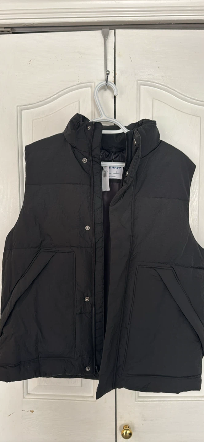 Old Navy Black Puffer Vest - Size P