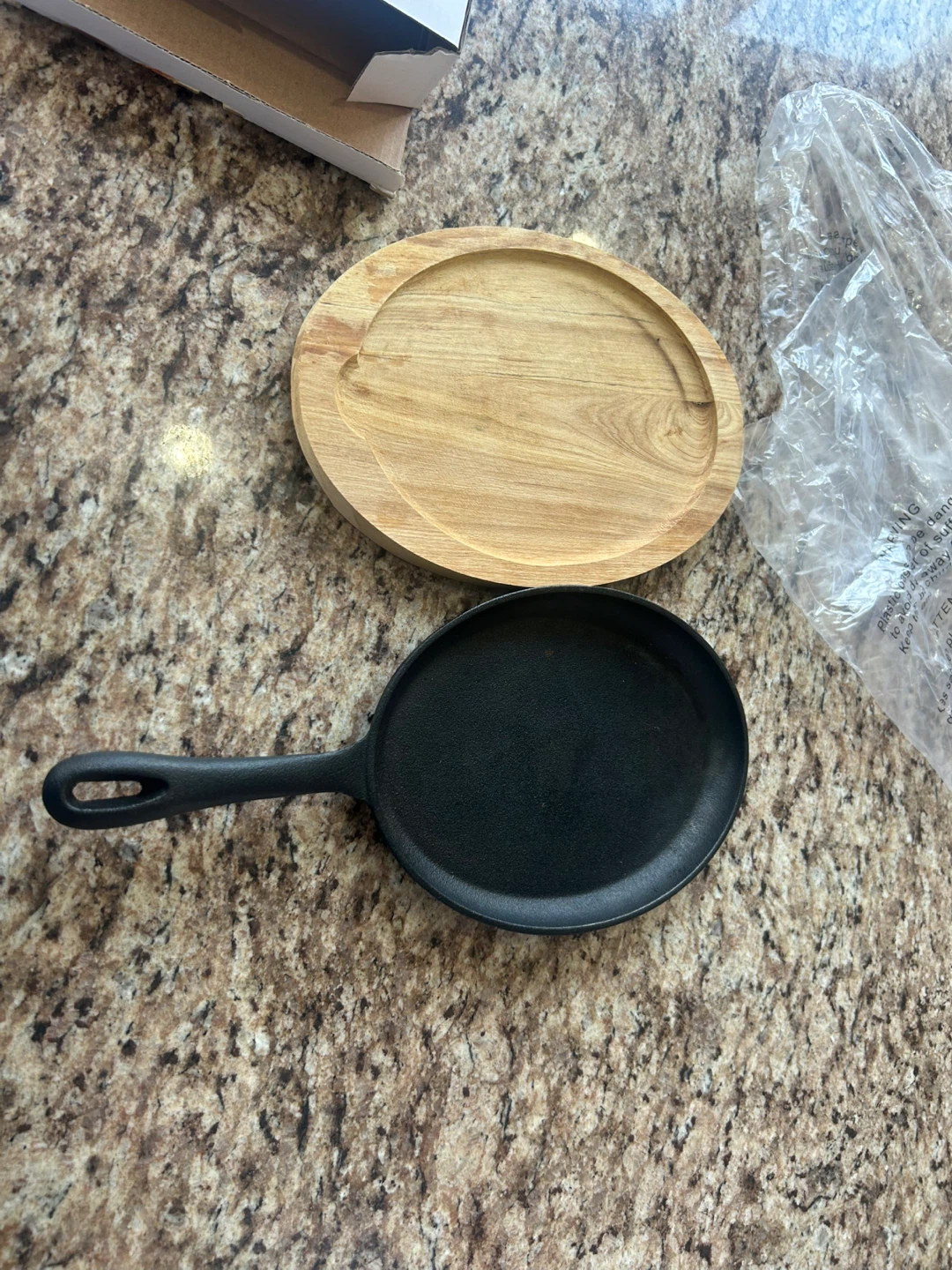 President's Choice Cast Iron Mini Fajita Pan with Wooden Trivet - photo 2
