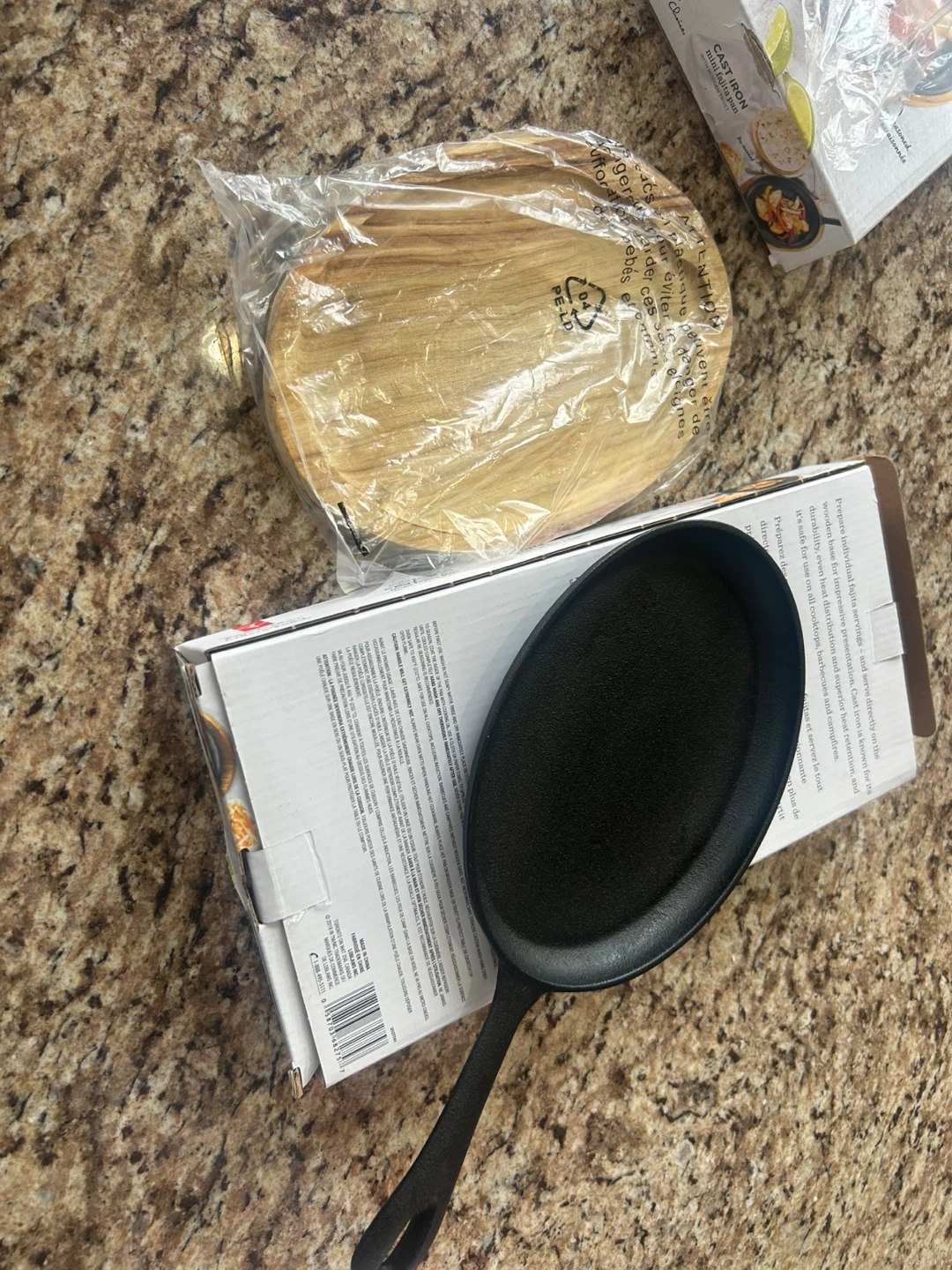 President's Choice Cast Iron Mini Fajita Pan with Wooden Trivet - photo 3
