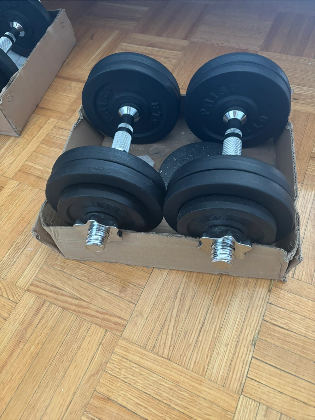 CLEAN AND GOOD CONDITION!60lbs dumbbells set