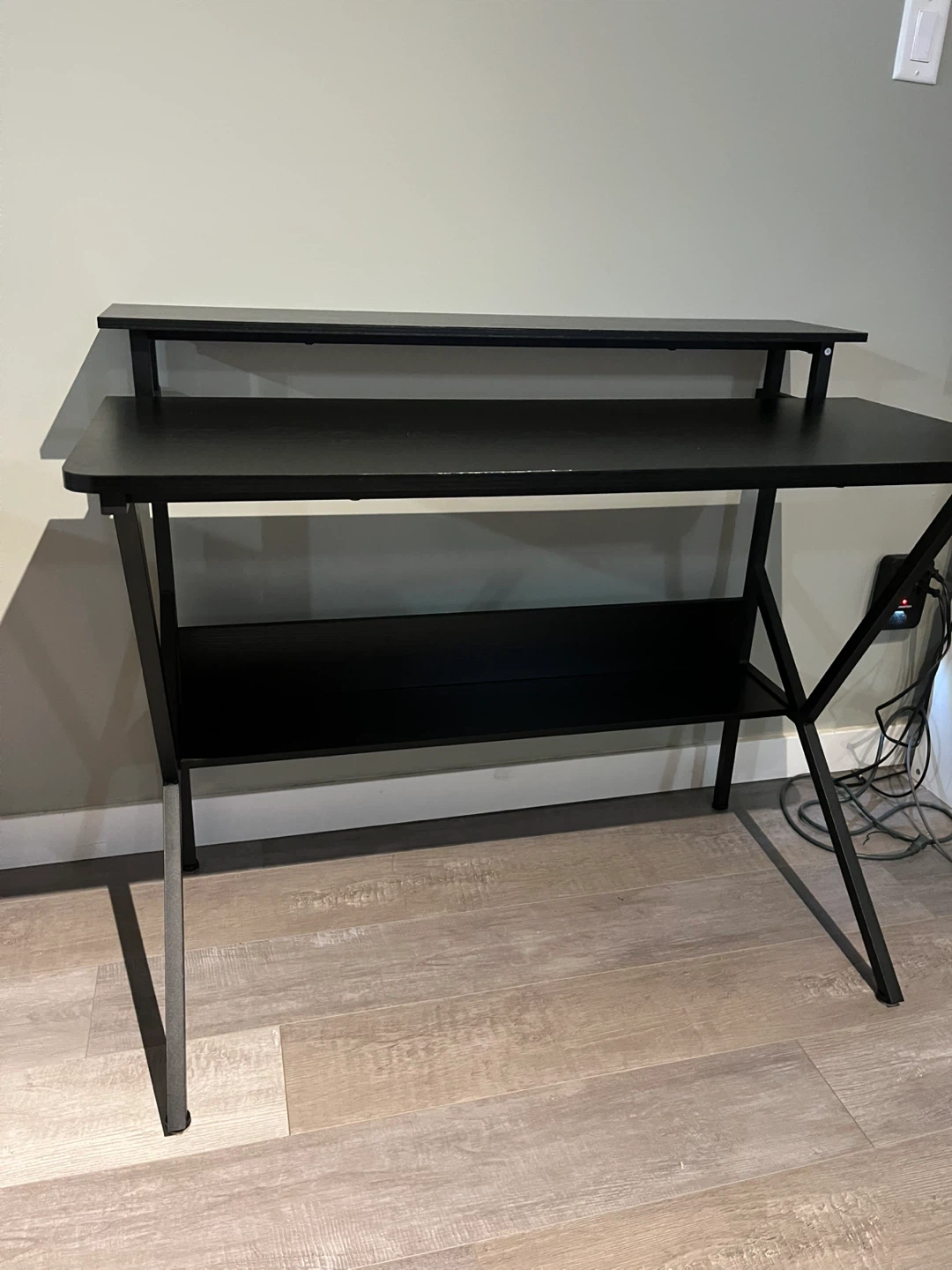 Desk - photo 2
