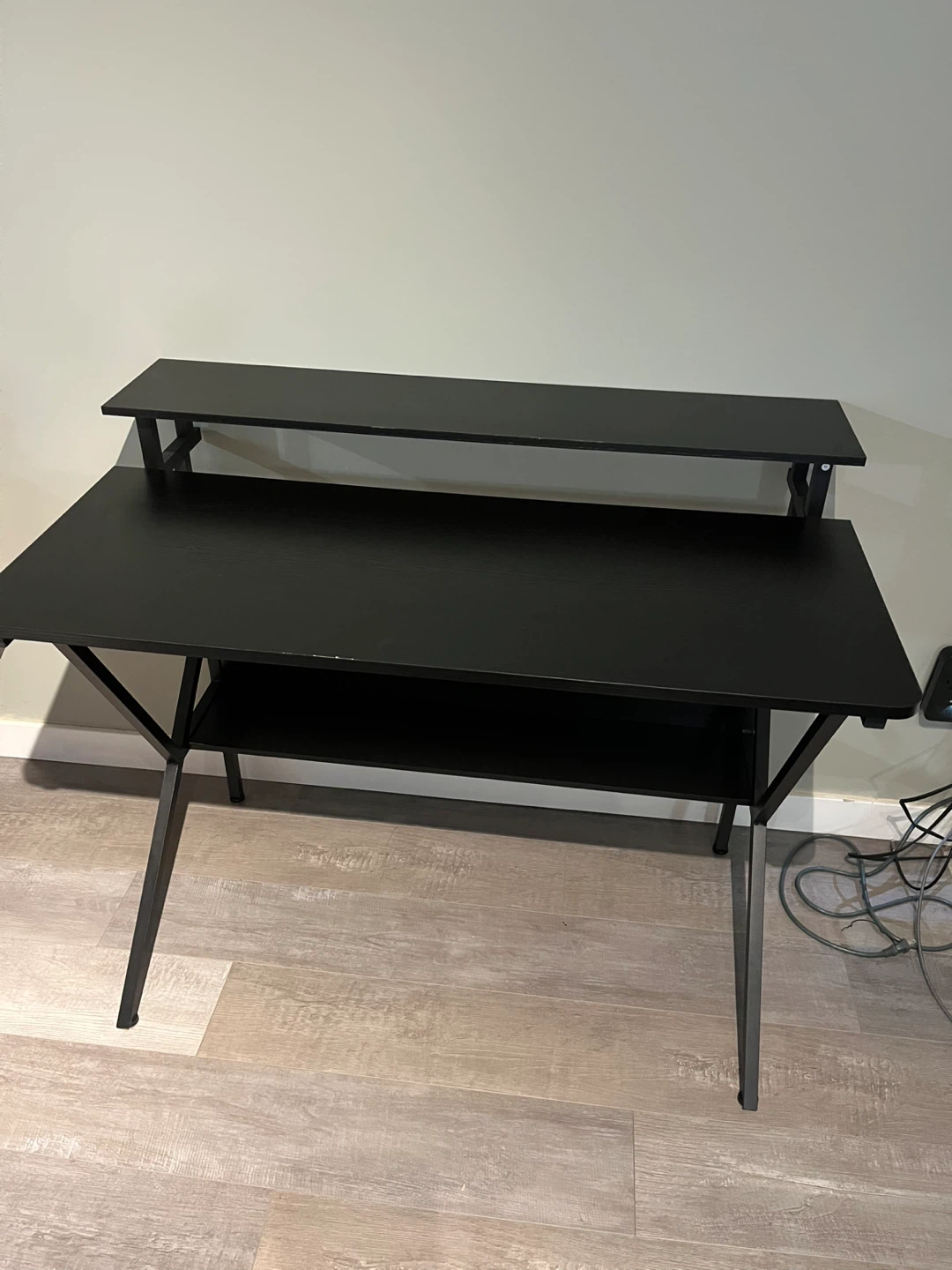 Desk - photo 3