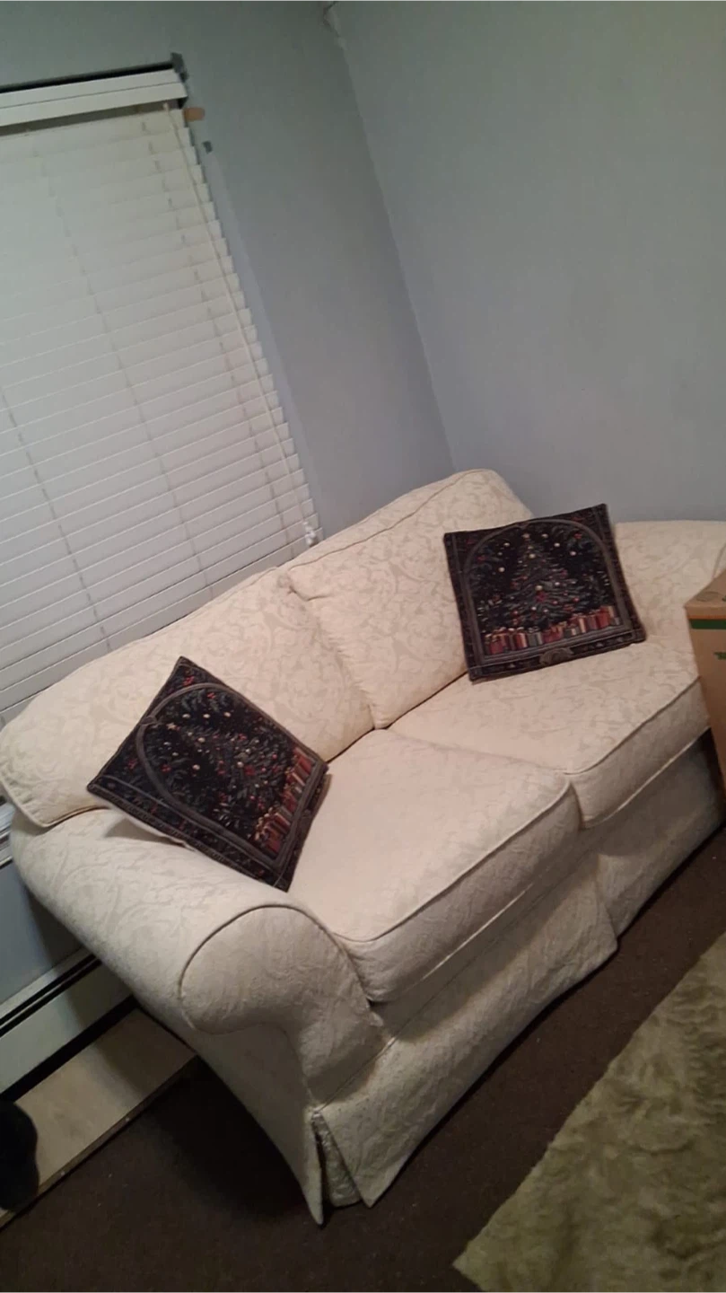 Cream Damask Pattern Sofa