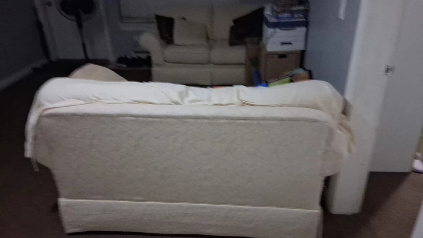 Cream Damask Pattern Sofa - photo 3