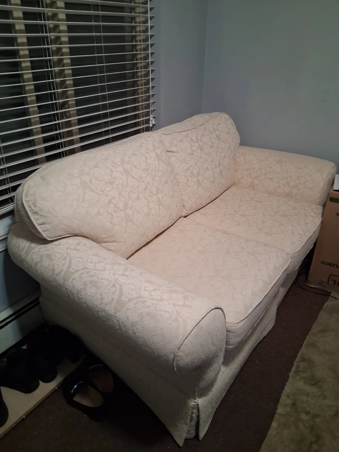 Cream Damask Pattern Sofa - photo 4