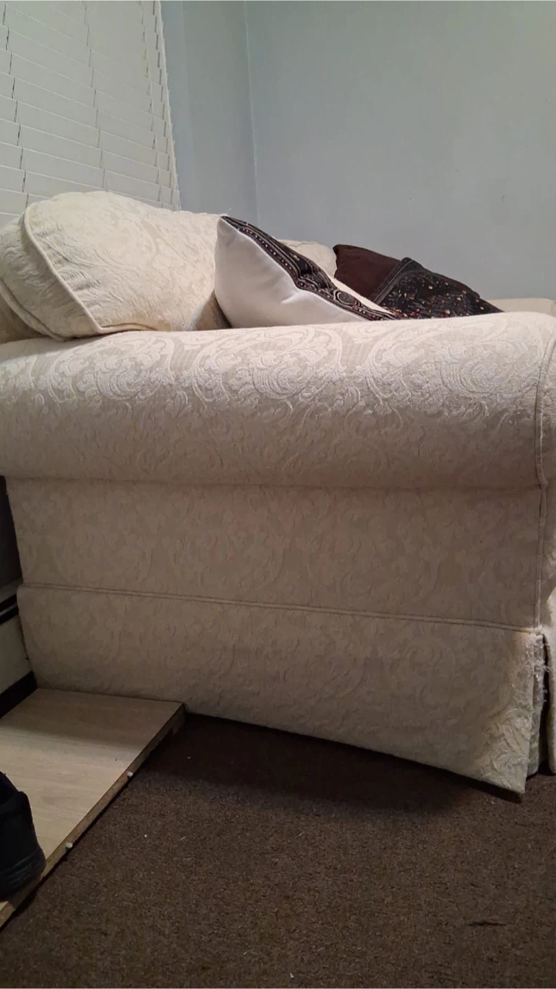 Cream Damask Pattern Sofa - photo 2