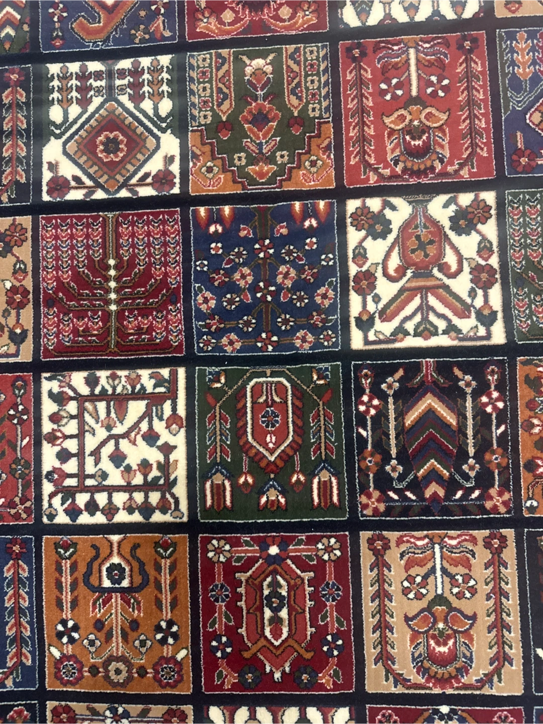 Persian Rug with Traditional Pattern - photo 5