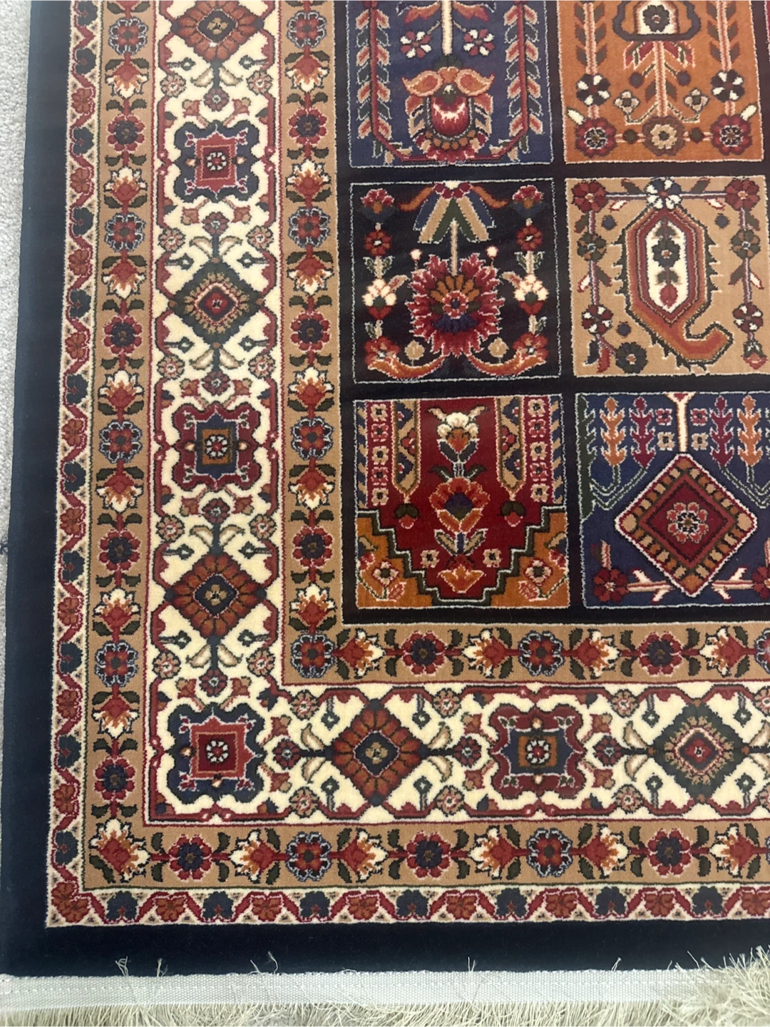 Persian Rug with Traditional Pattern - photo 4