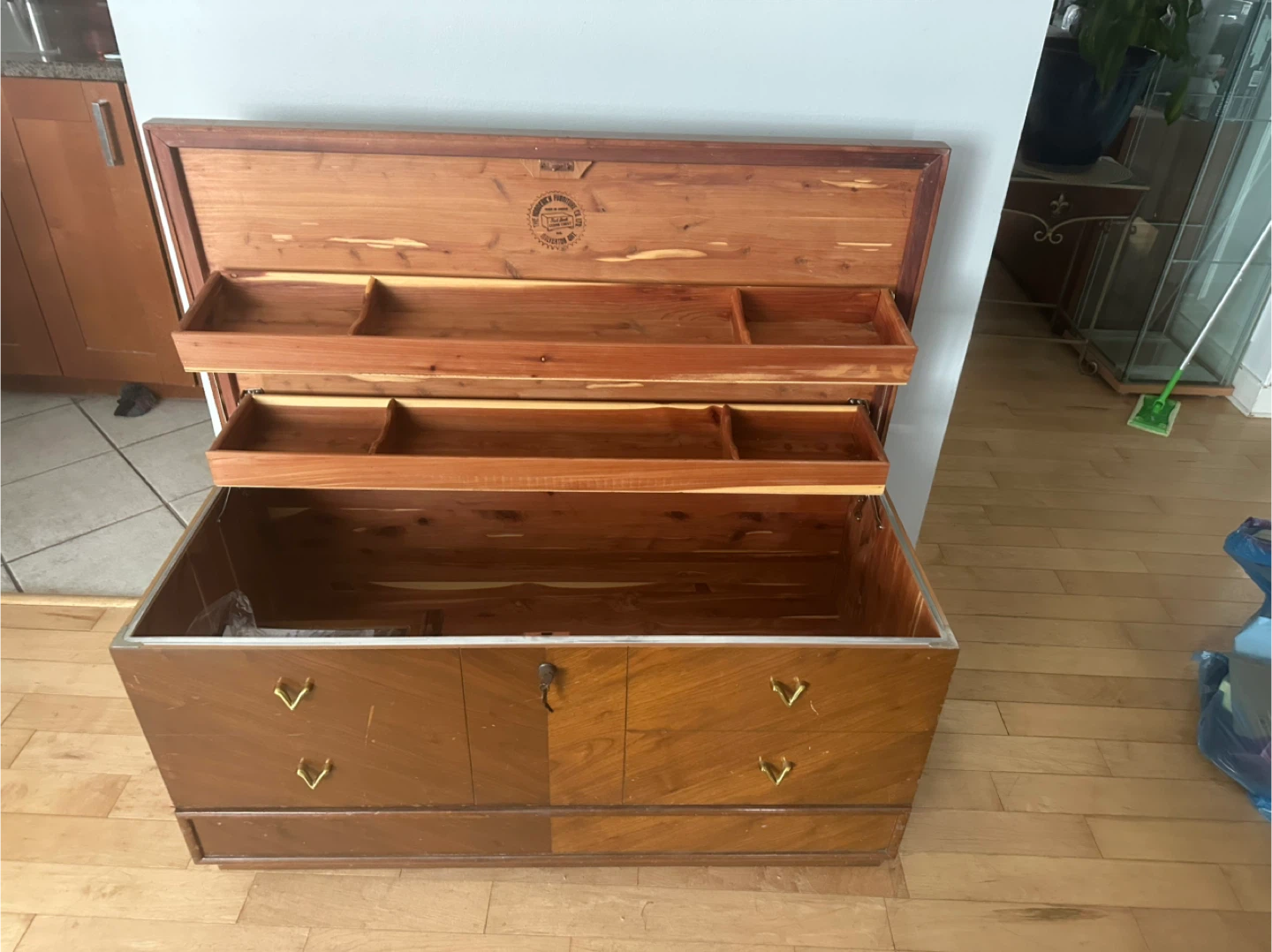 The Hodderich Furniture Co. Ltd. Cedar Chest - photo 3