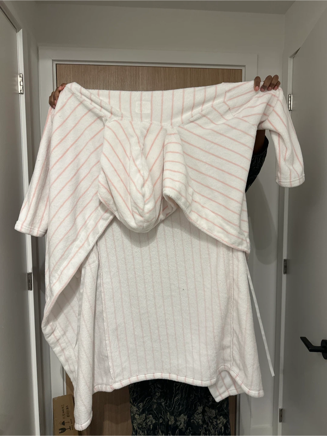 White terrycloth robe with pink stripes - photo 3