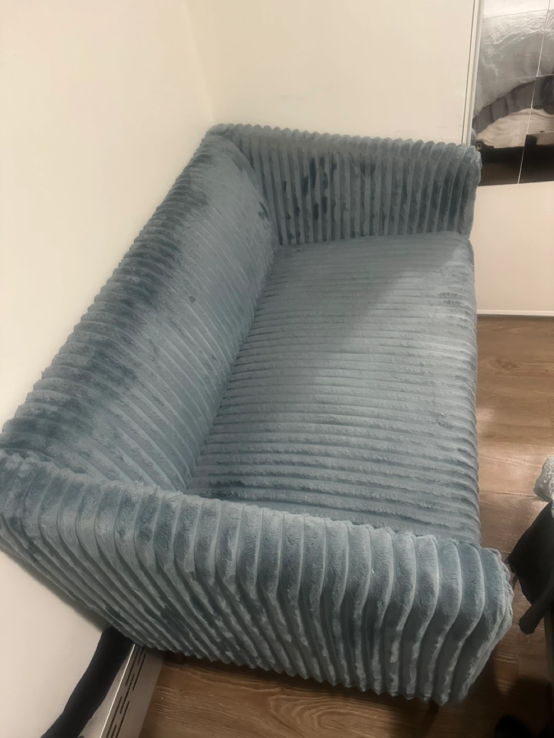 Modern Plush Ribbed Accent Sofa – Soft & Stylish - photo 2