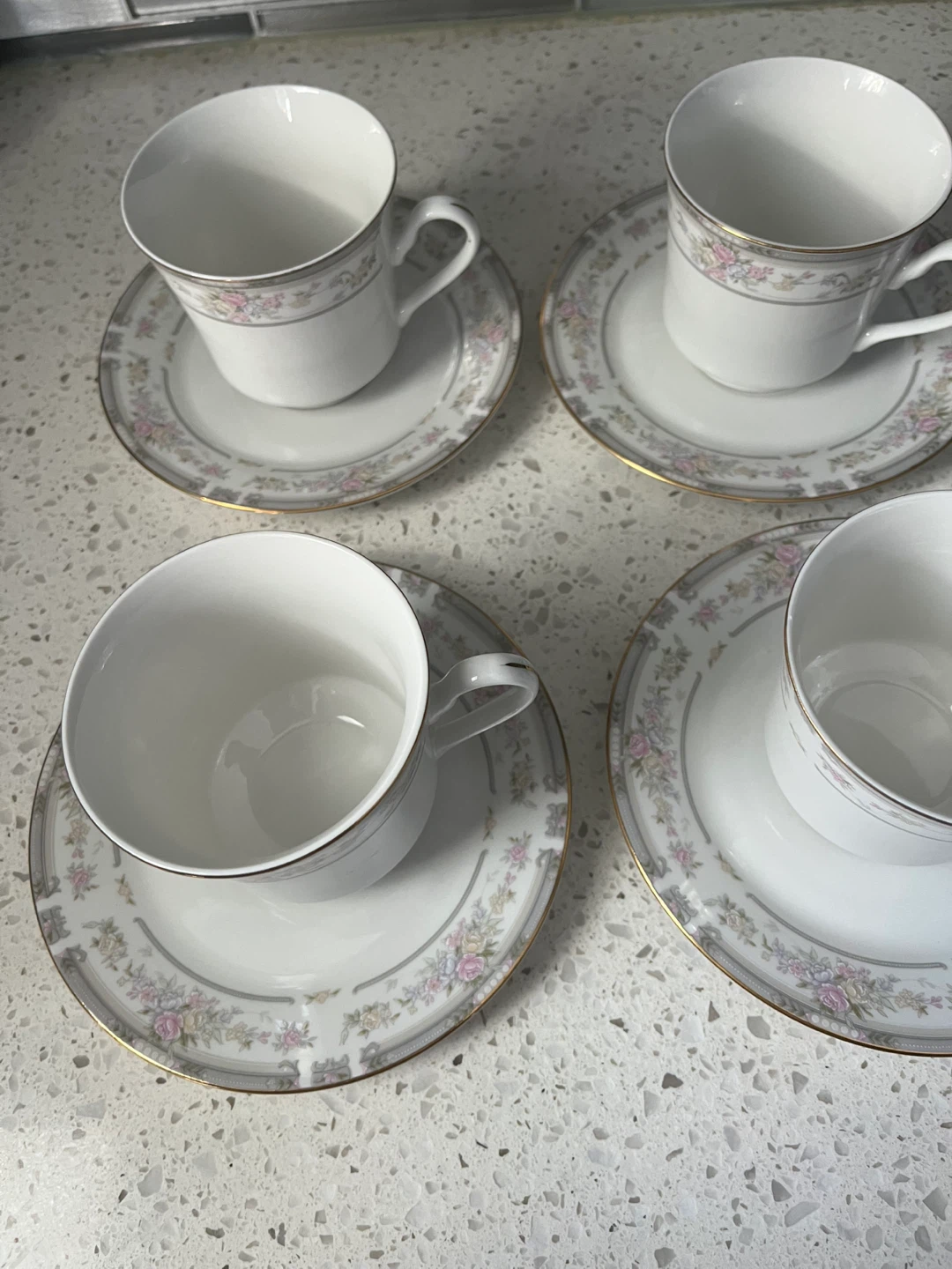 Vintage Set of 4 teacup and saucers - photo 3