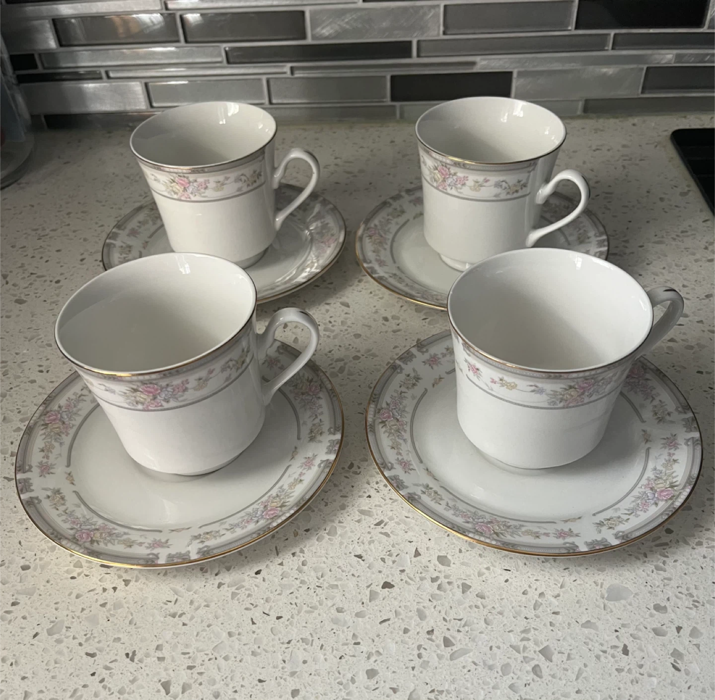 Vintage Set of 4 teacup and saucers