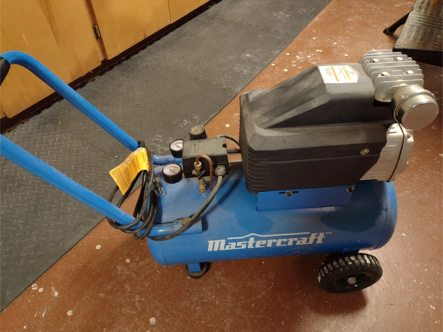 Mastercraft 8 gallon oil free air compressor