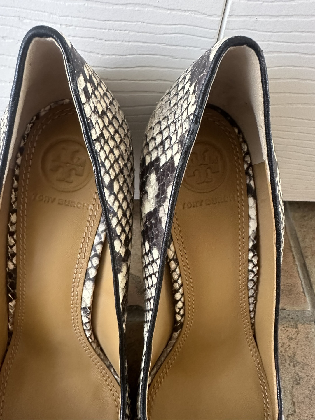 NEW Tory Burch Elana Snake Print Leather Pumps Size 7 - photo 5