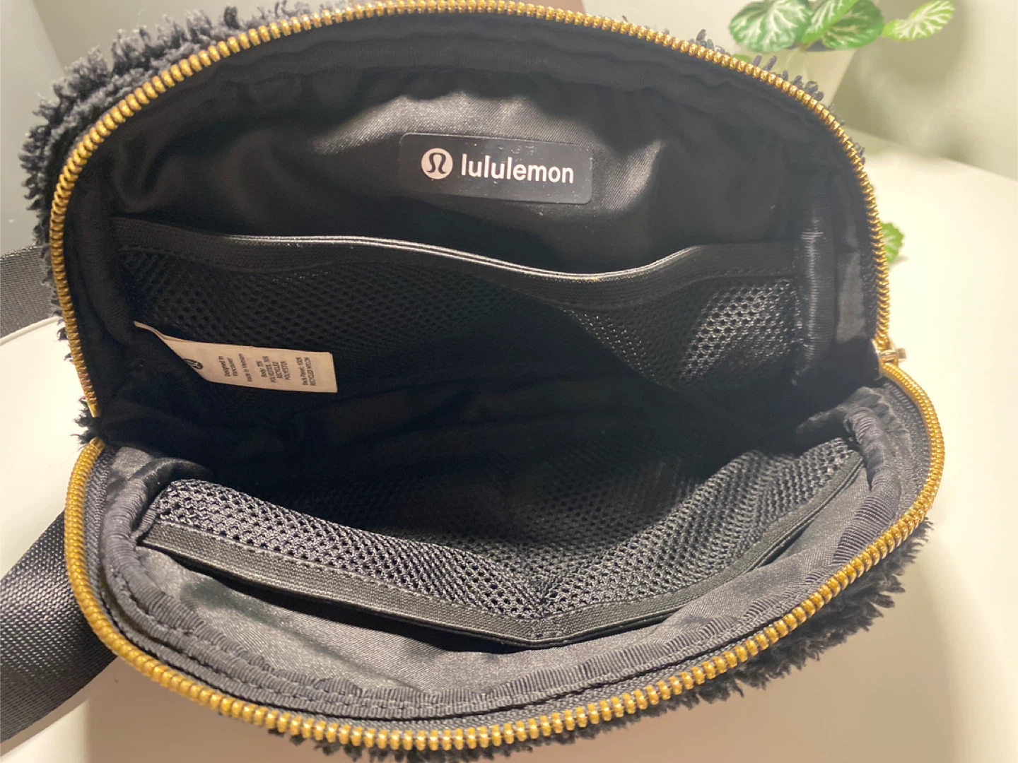 Lululemon Fluffy Black X Gold Belt Bag - photo 2