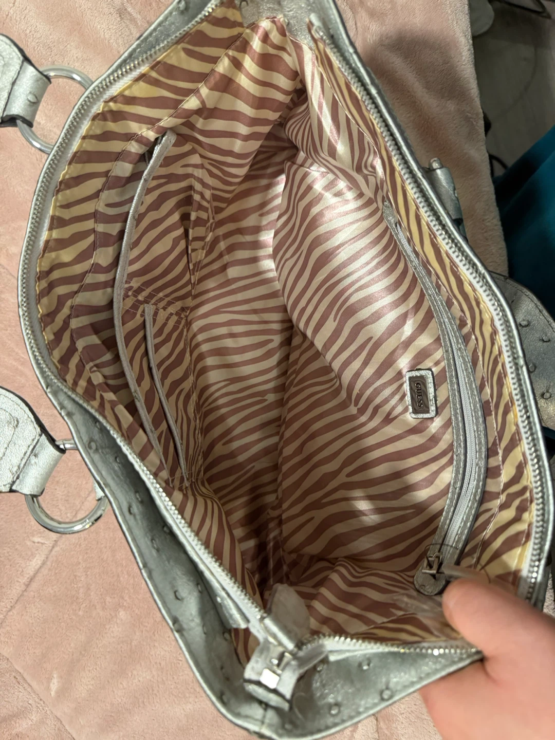 Brand New - never used - Guess Monogram Bag - photo 4