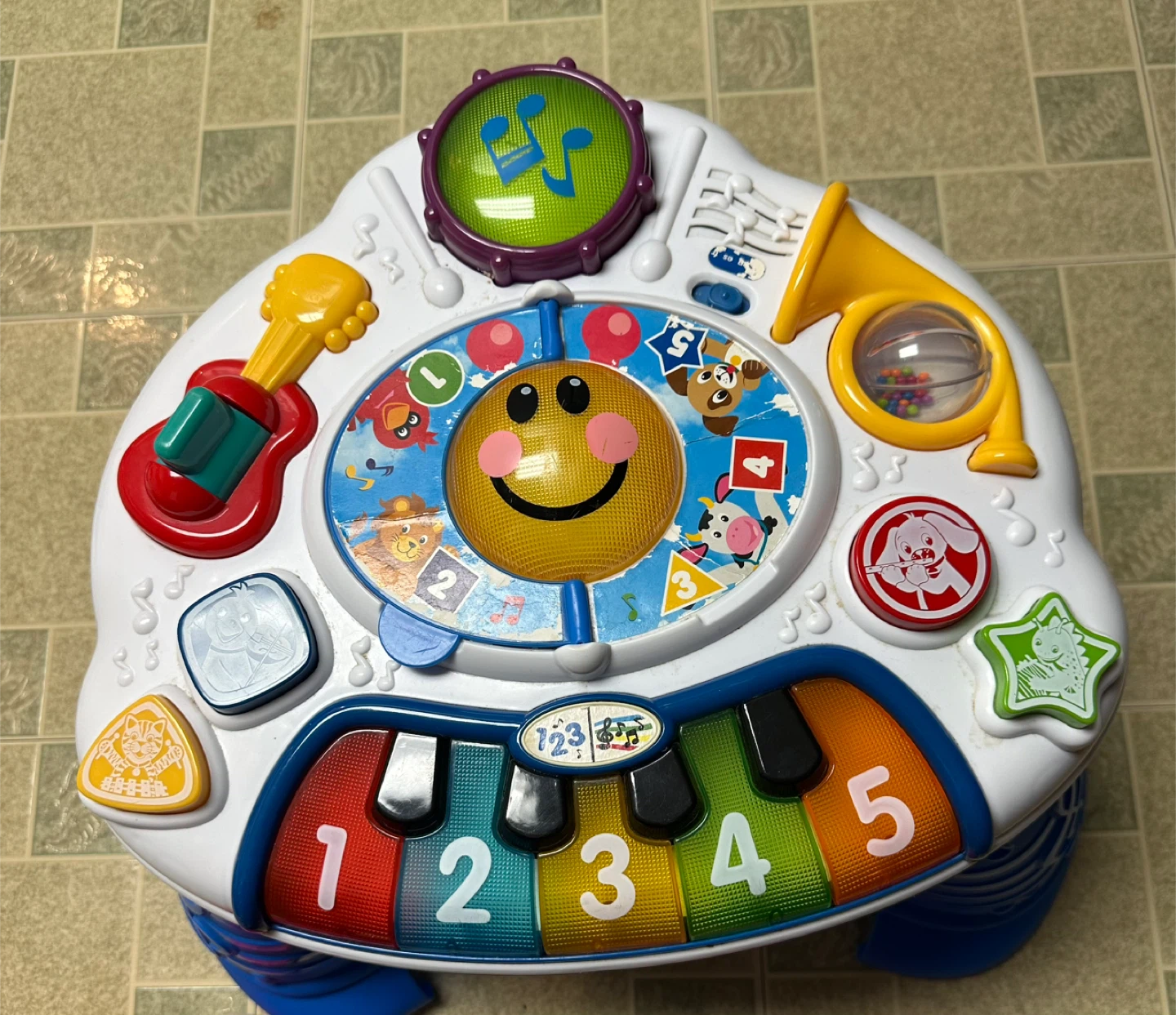 A piano toy player