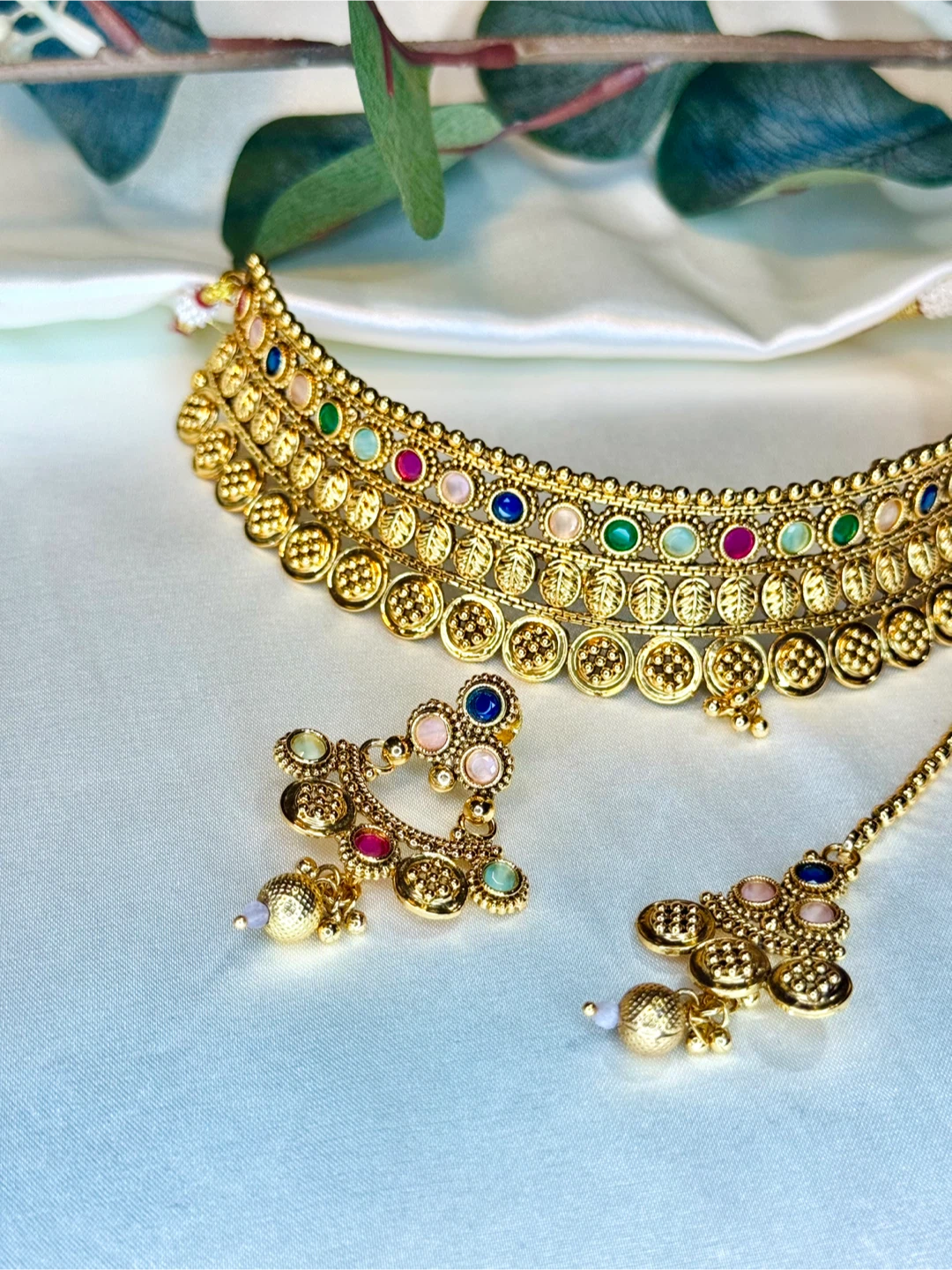 Gold Choker Necklace Set with Earrings and Tikka - photo 3