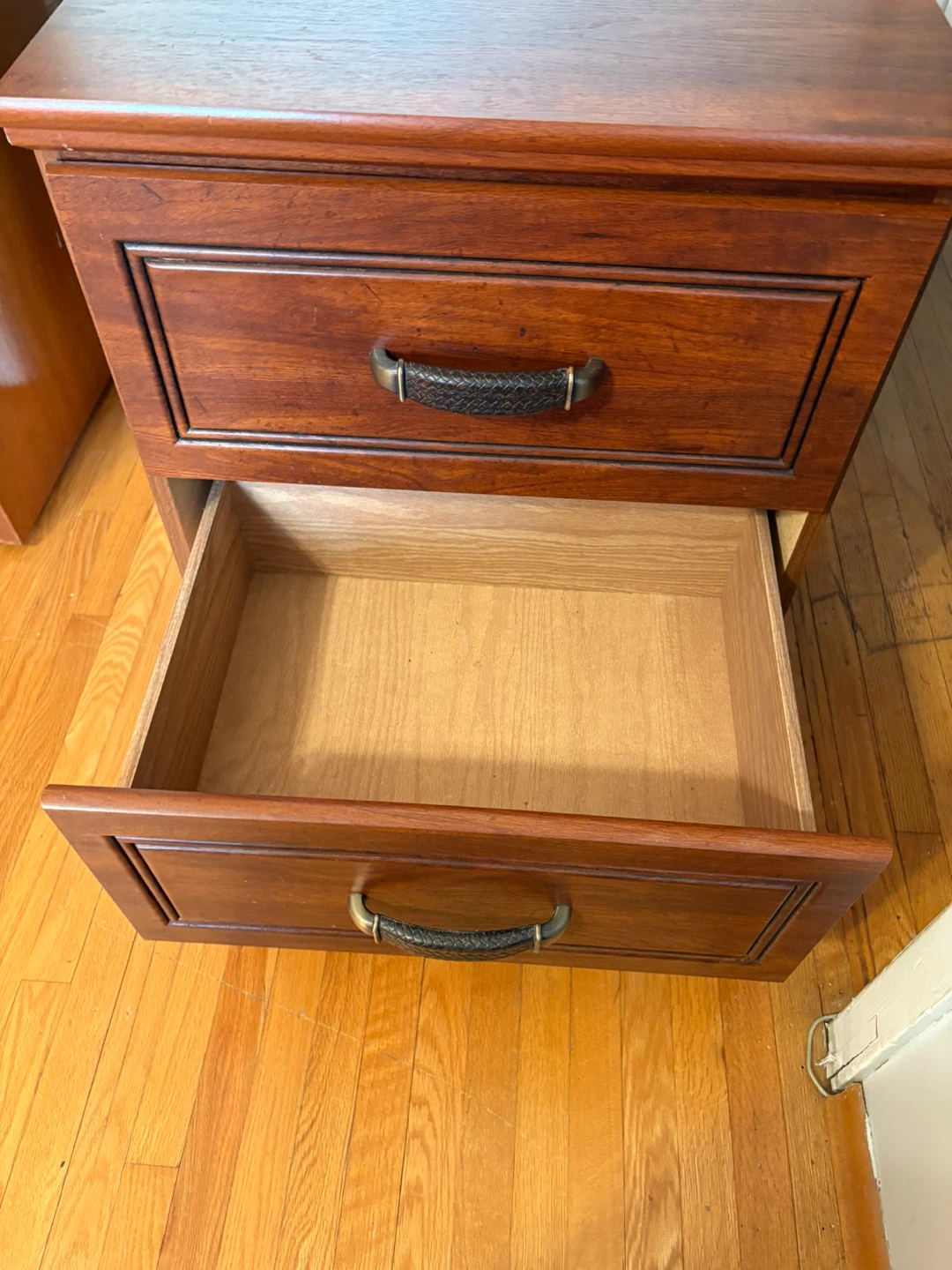 2 Nightstands - photo 3