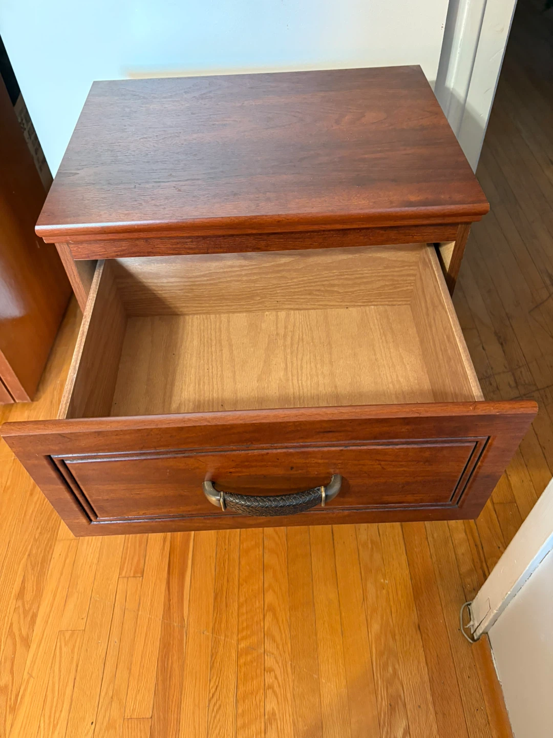 2 Nightstands - photo 4