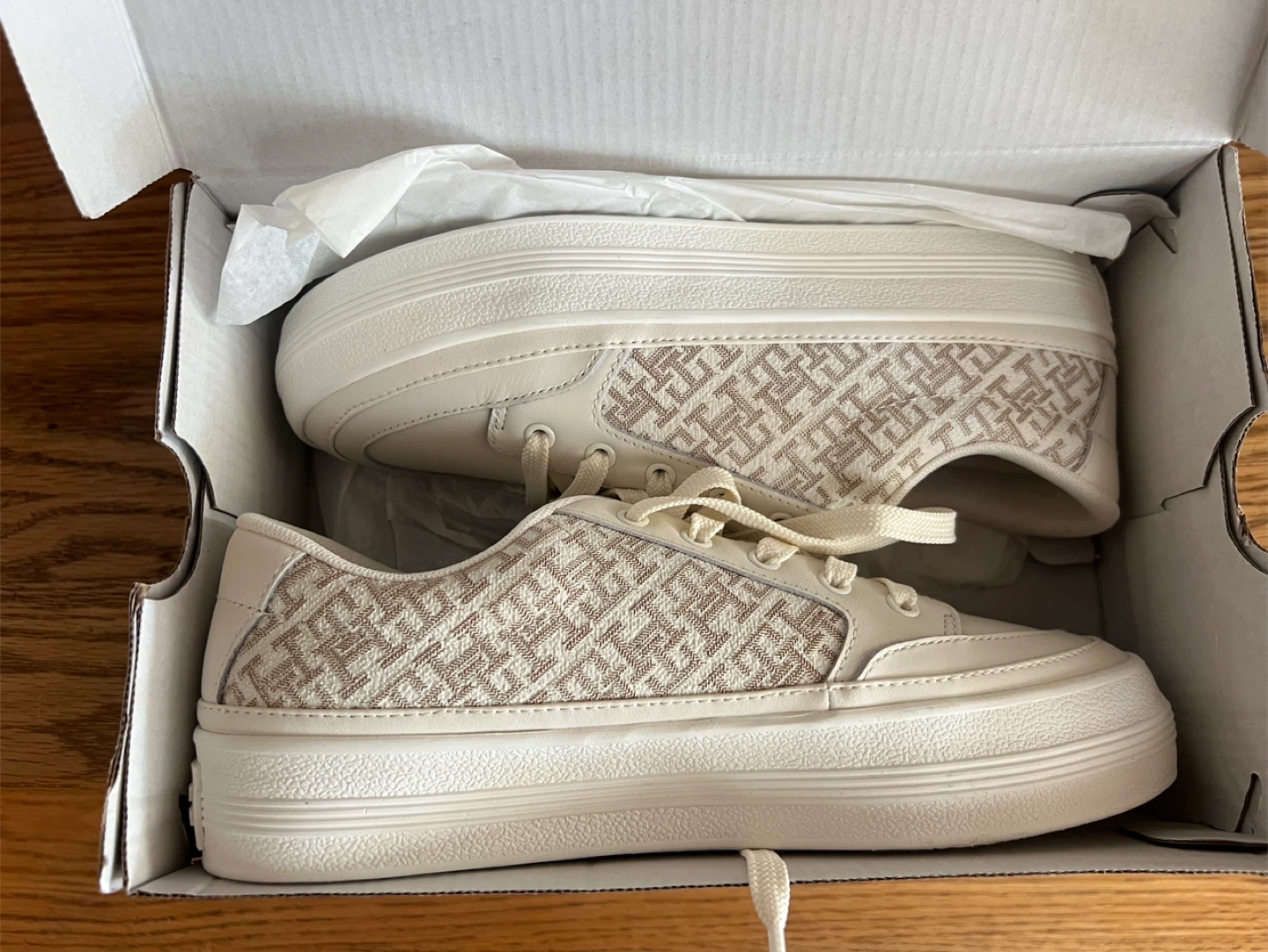 Tommy Hilfiger Women's Sneakers 7.5 US / 38 EU - Ivory Petal