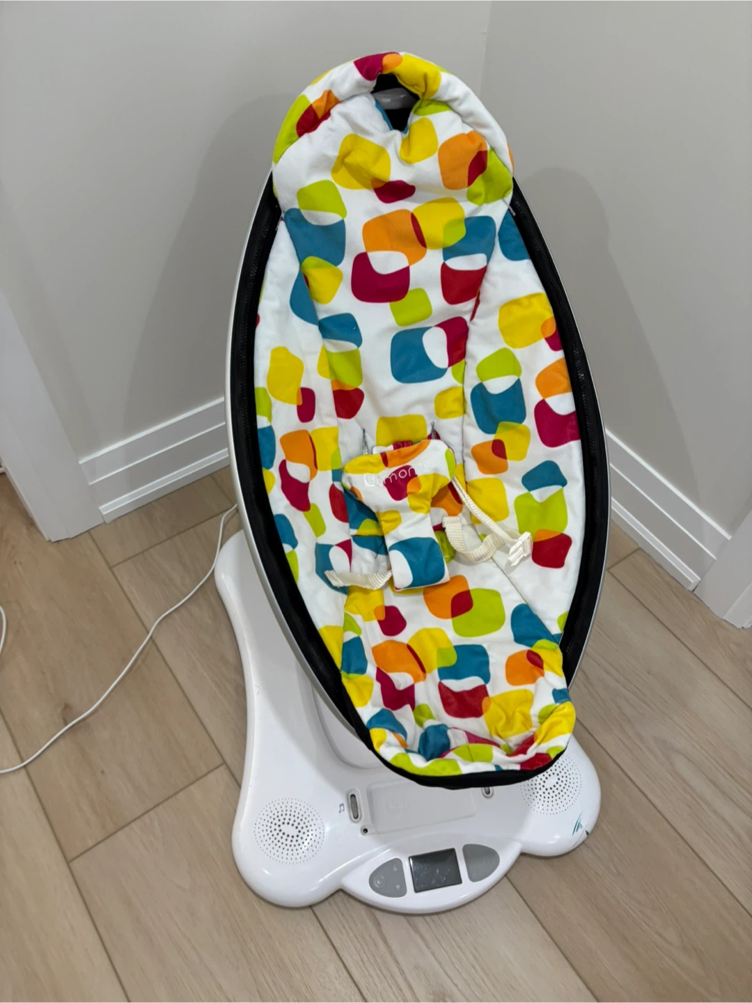 4moms mamaRoo Baby Swing with newborn insert