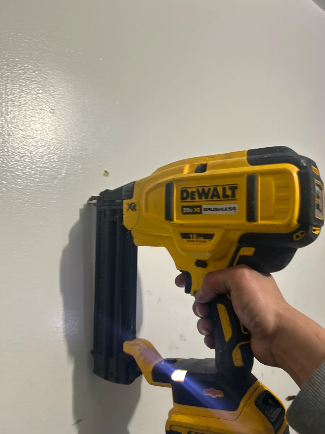 DeWalt 20V XR Brushless 18-Gauge Brad Nailer - photo 3