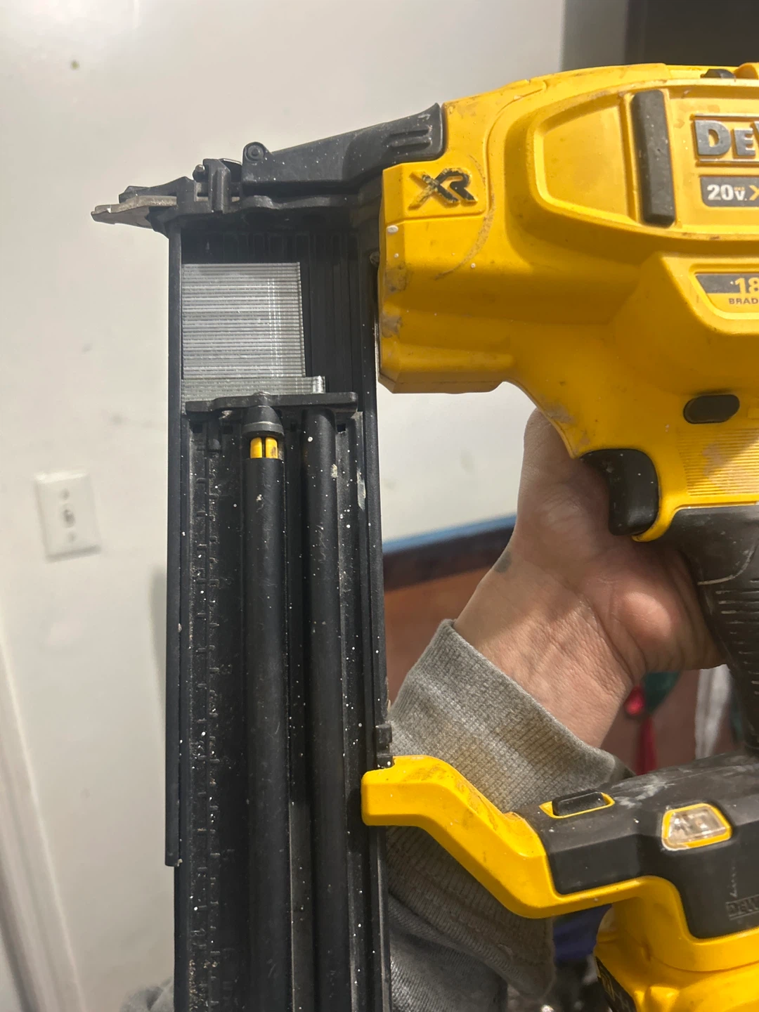 DeWalt 20V XR Brushless 18-Gauge Brad Nailer - photo 2