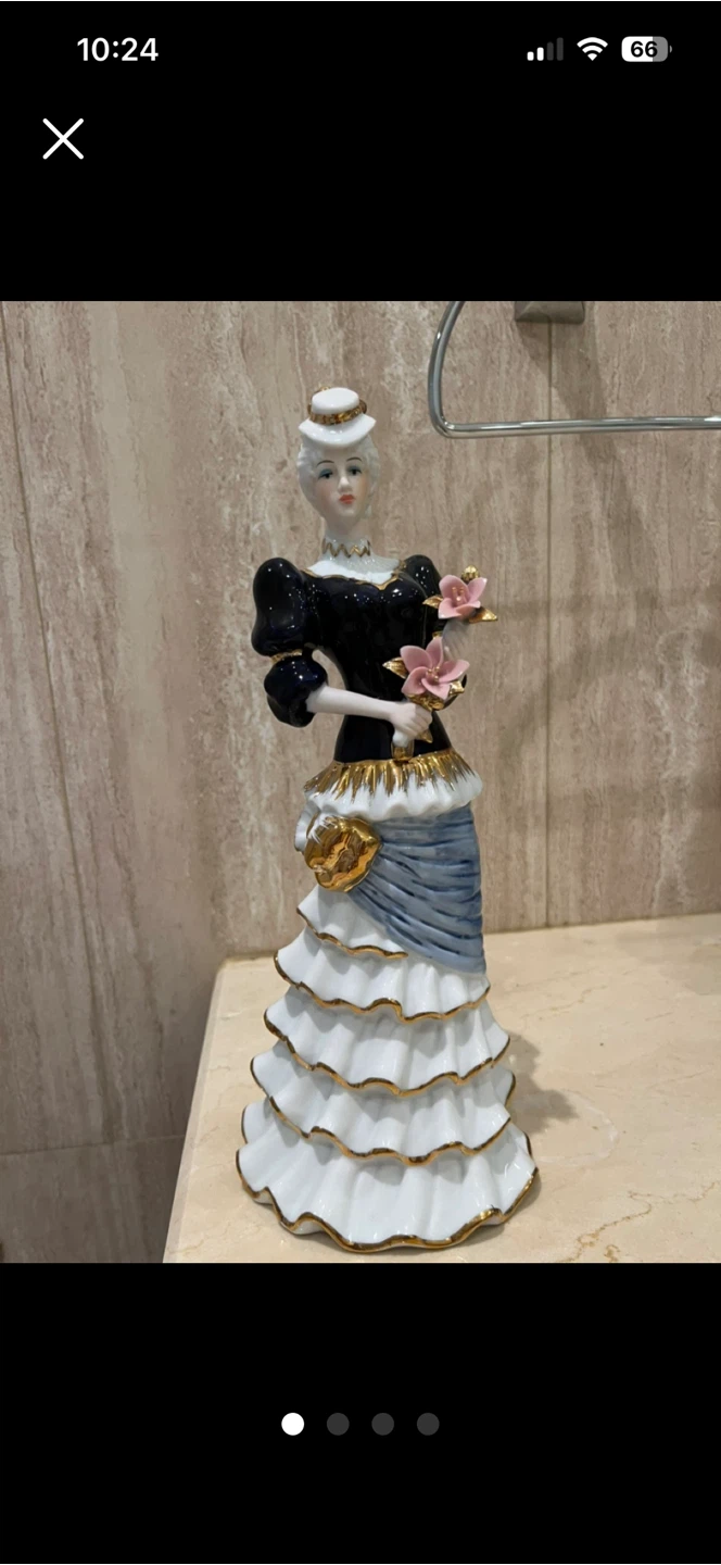 🧡 Porcelain Figurine