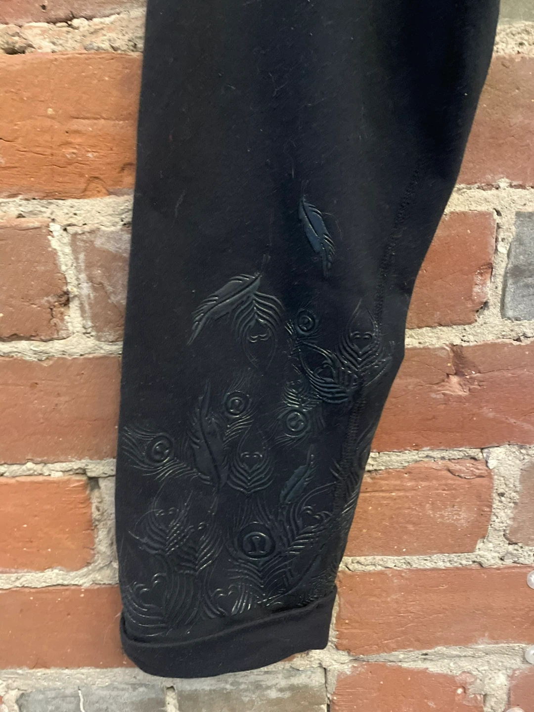 Lululemon Black Feather Print Crop Leggings - photo 2