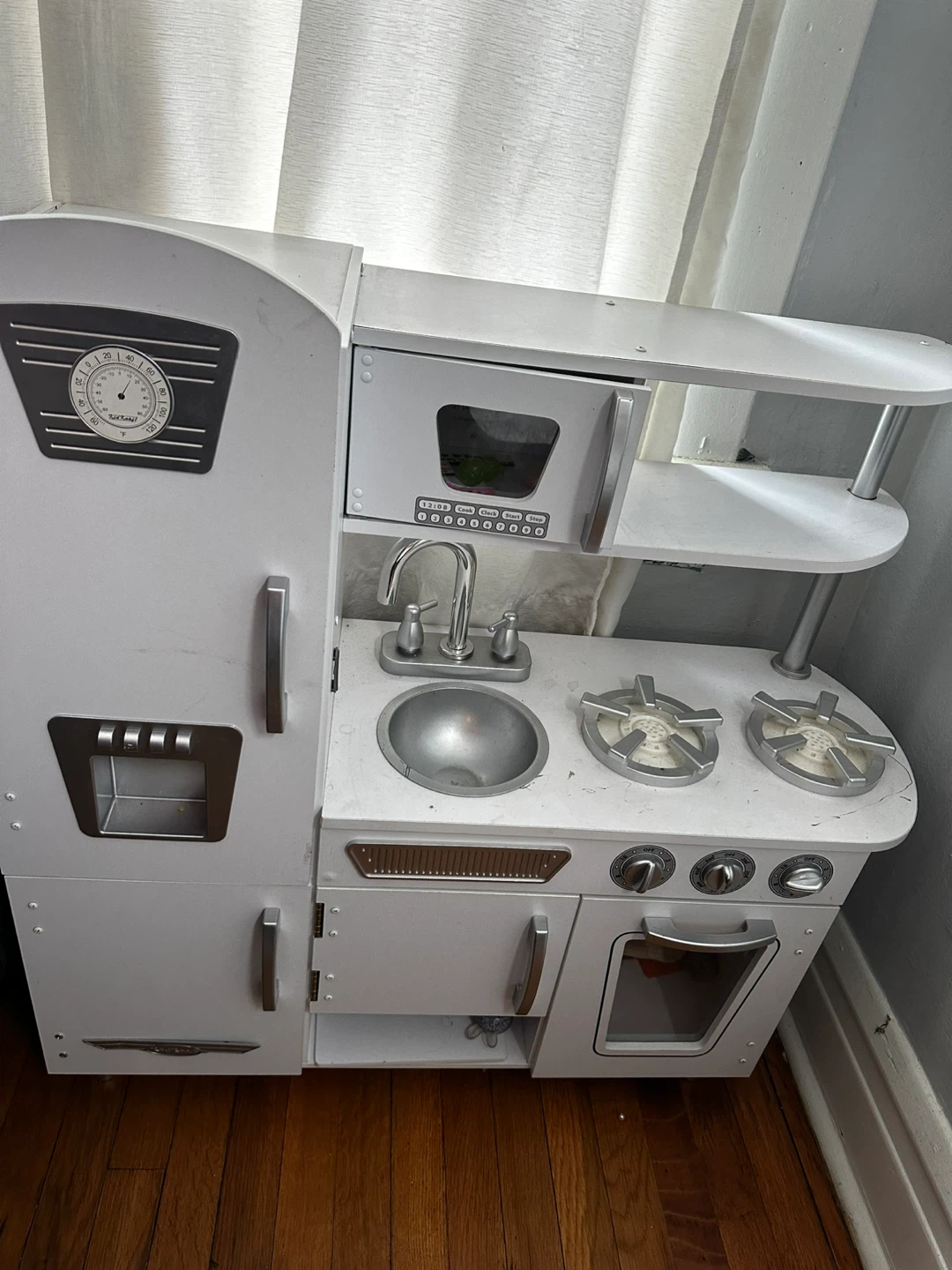 KidKraft White Retro Play Kitchen