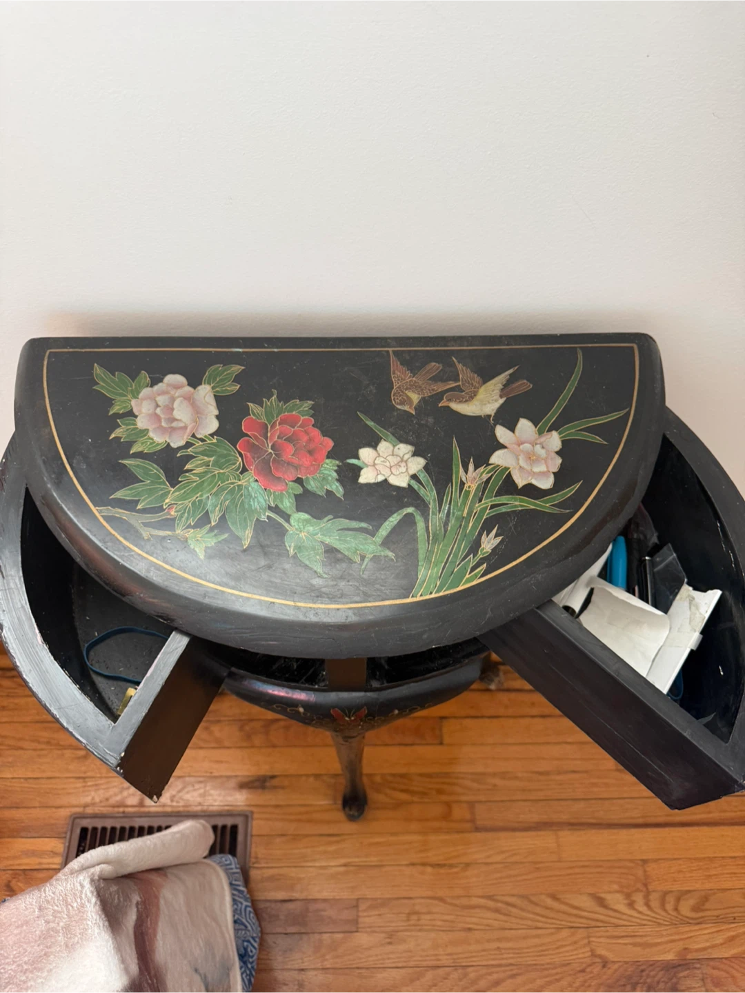 Vintage Black Lacquered Side Table with Floral Design - photo 2