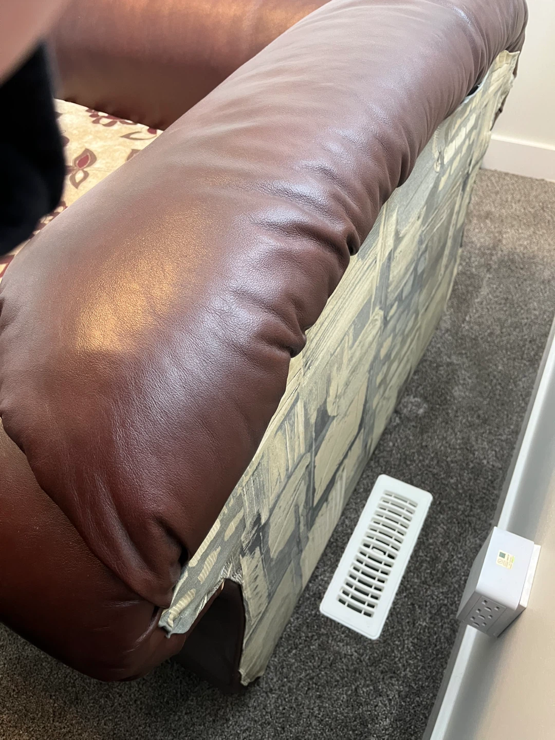 Brown leather armchair with floral cushion - photo 2