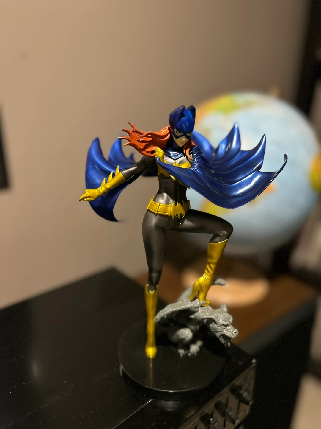 DC Comics Batgirl Figurine - photo 3