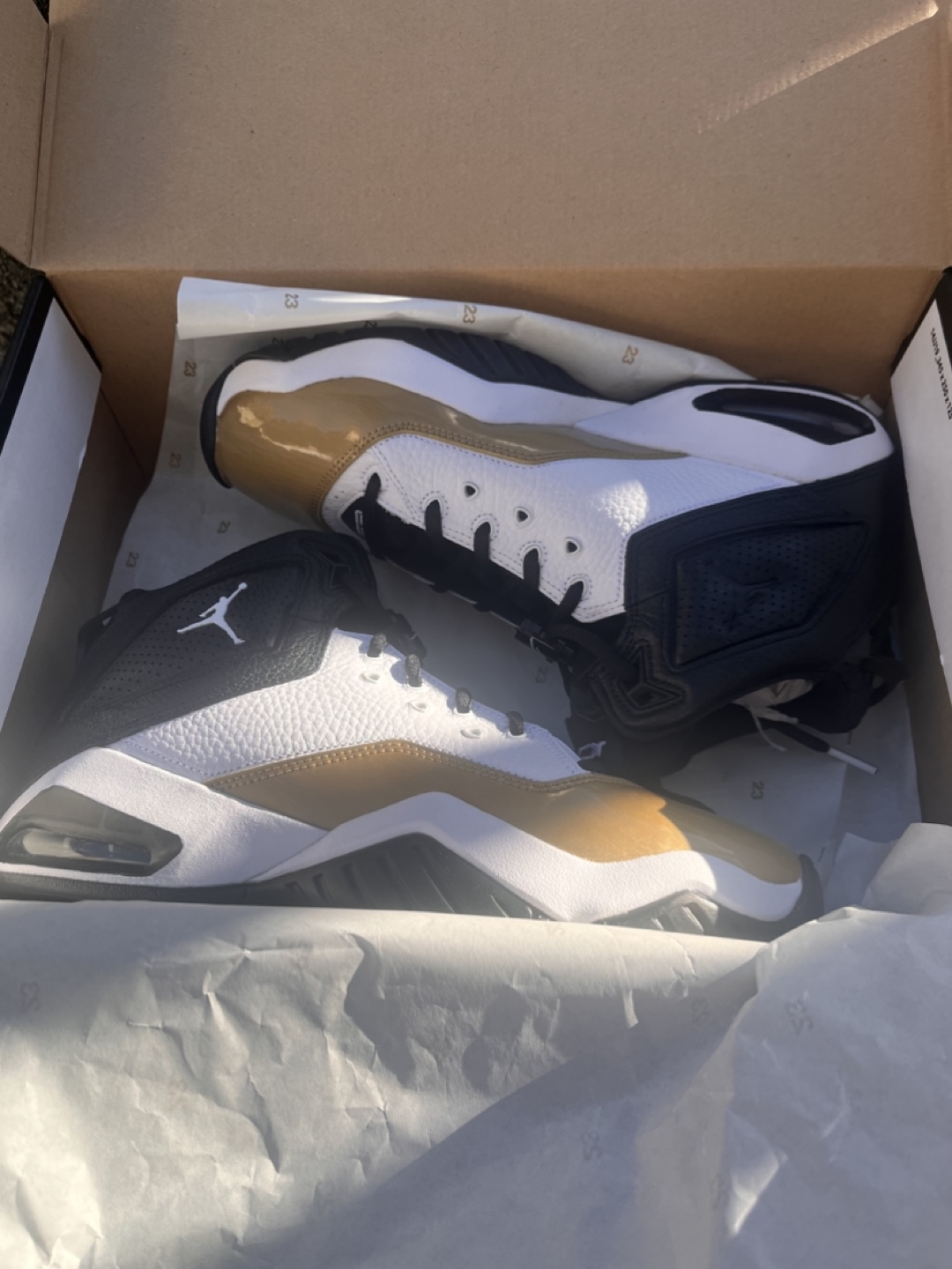 Max Aura 2 in the "White Black Gold" colorway.