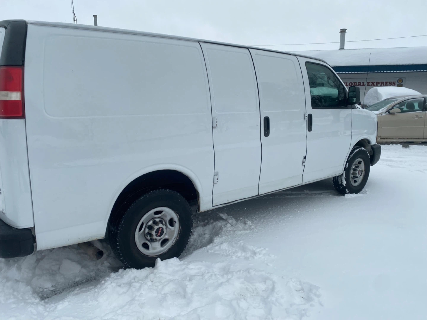 GMC Savana Cargo Van - photo 2