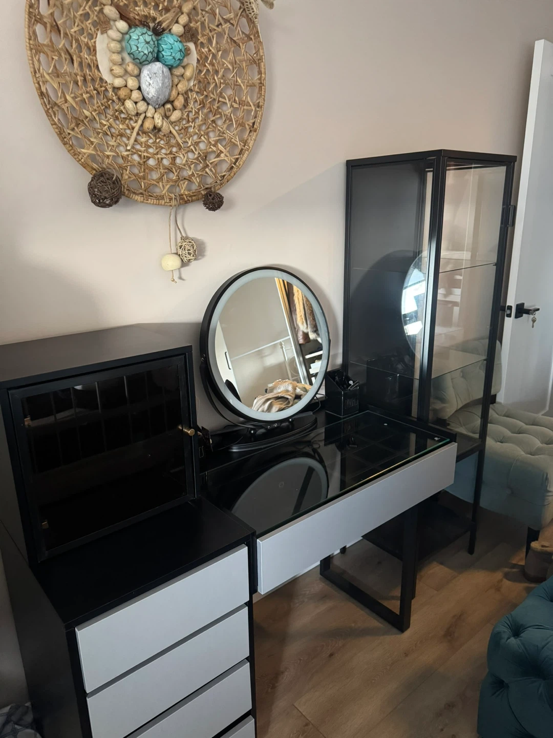 $250 like new ! Makeup vanity