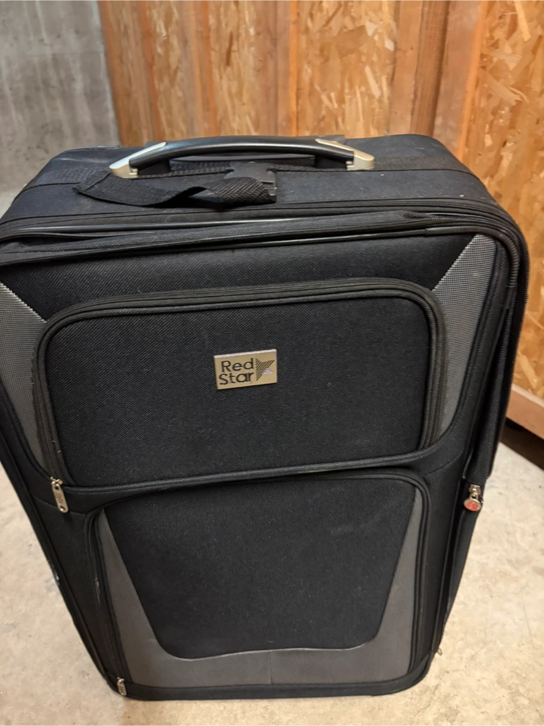 Red Star Luggage Spinner Suitcase