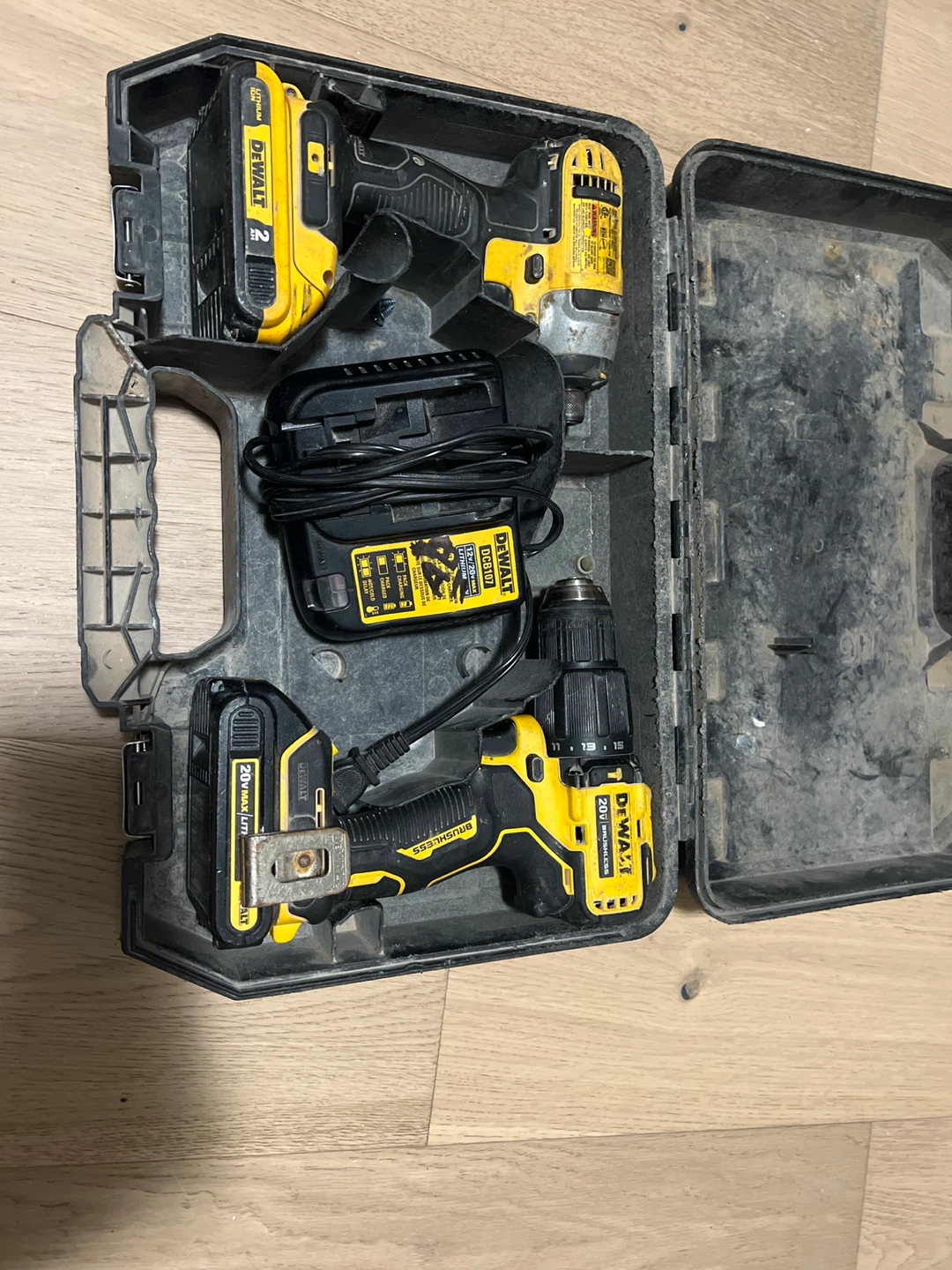 DEWALT 20V MAX Cordless Drill and Impact Driver Combo Kit