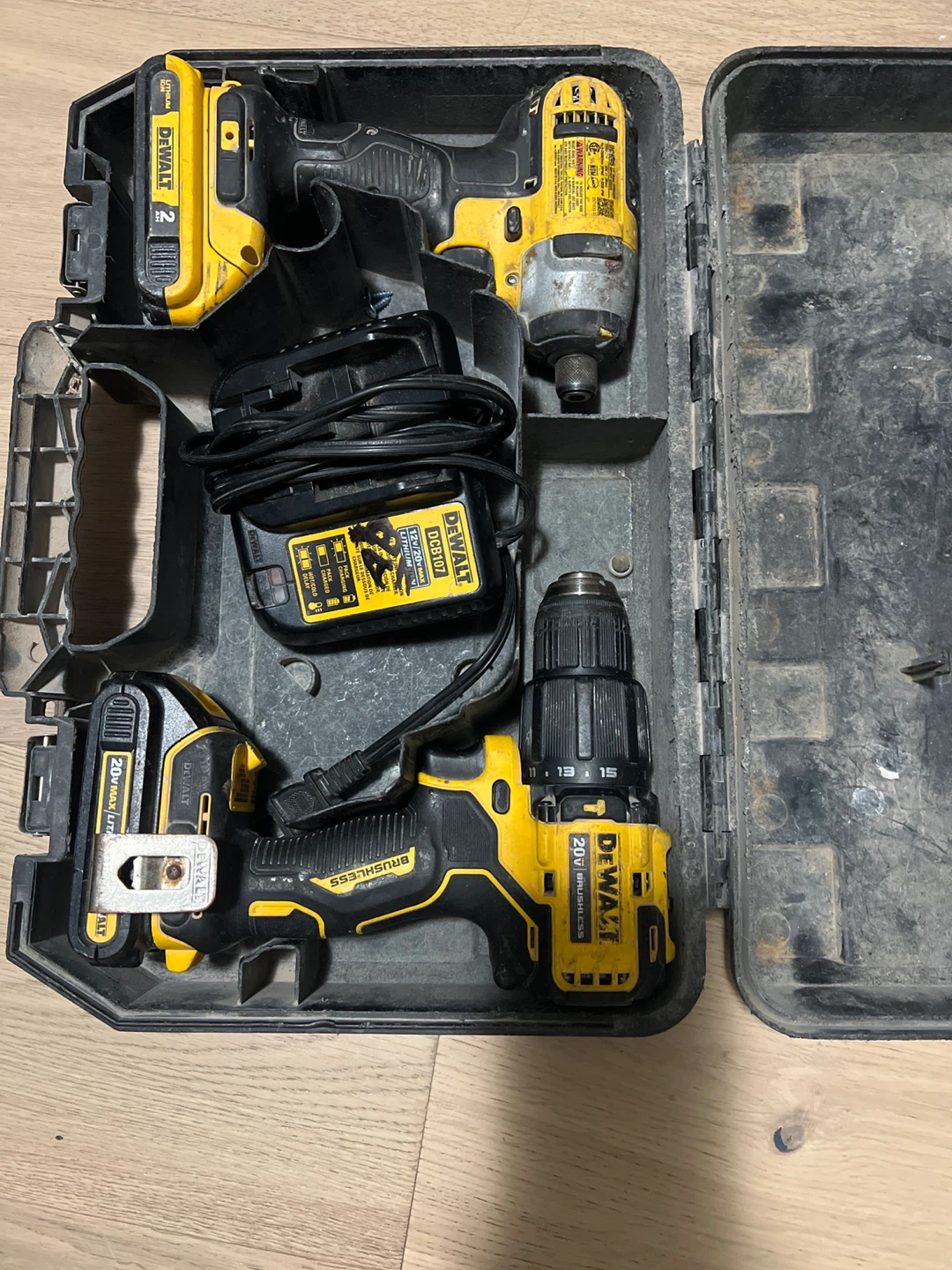 DEWALT 20V MAX Cordless Drill and Impact Driver Combo Kit - photo 2